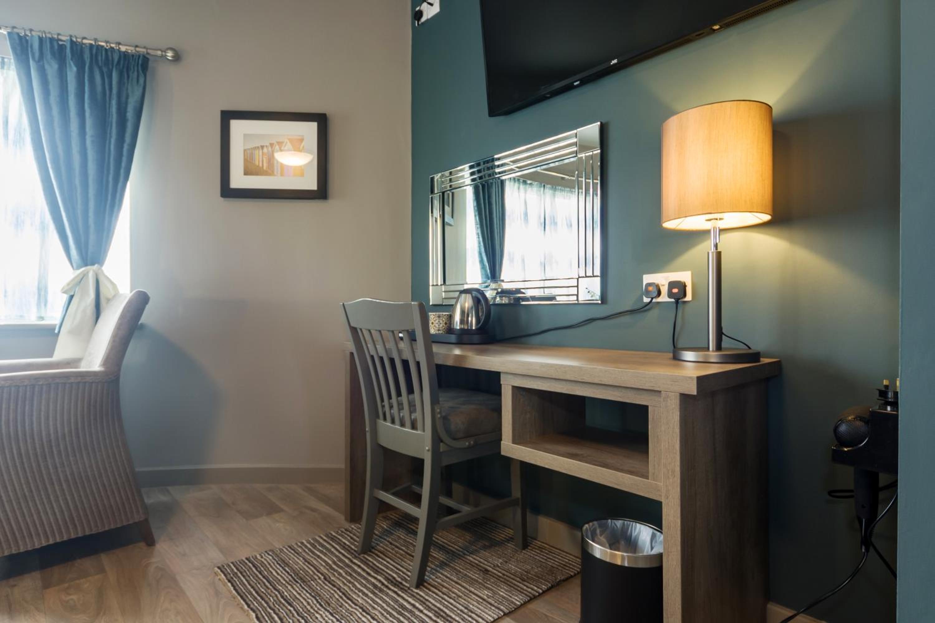 Extra Large Deluxe King room with Seaview - Photo 6