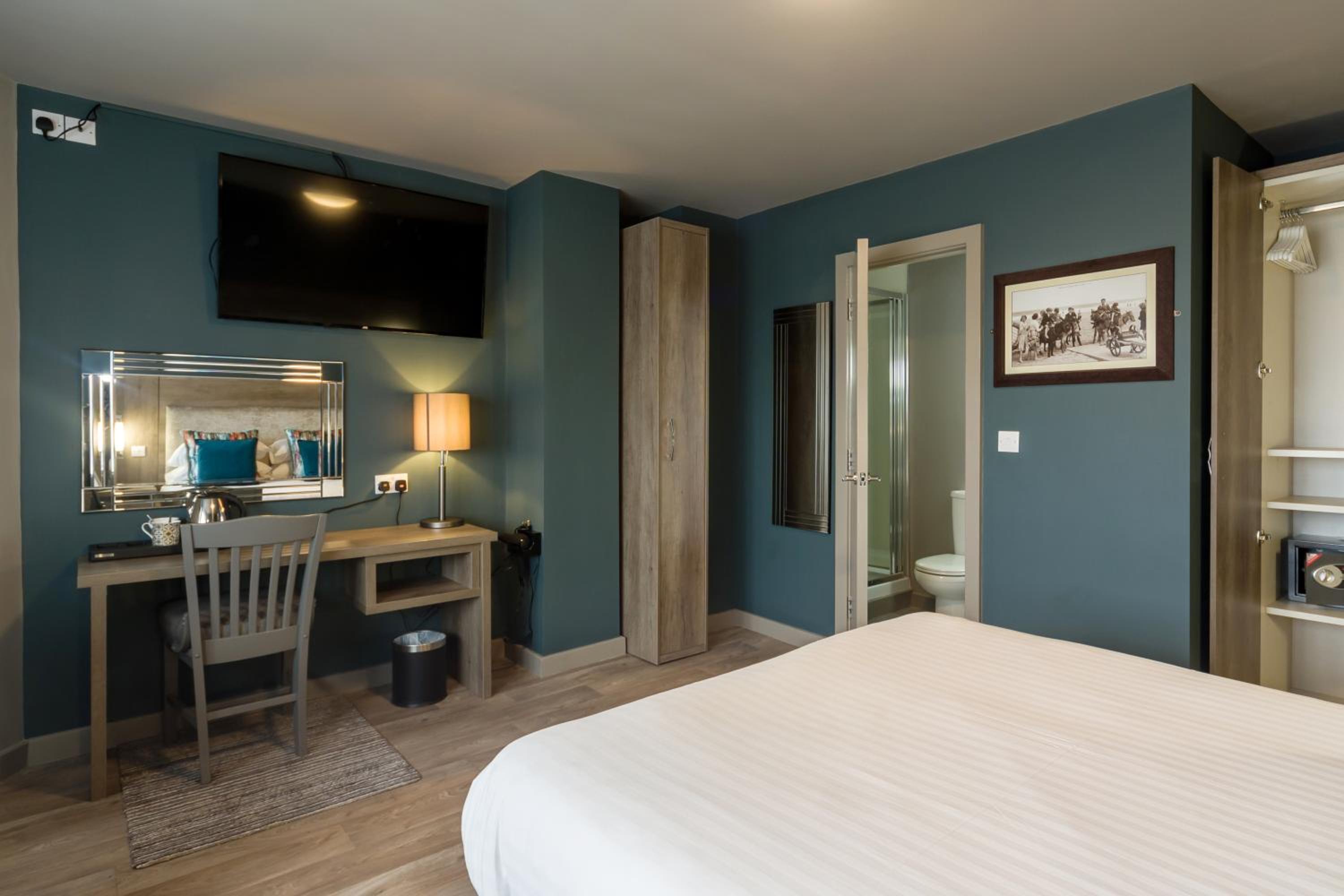 Extra Large Deluxe King room with Seaview - Photo 3