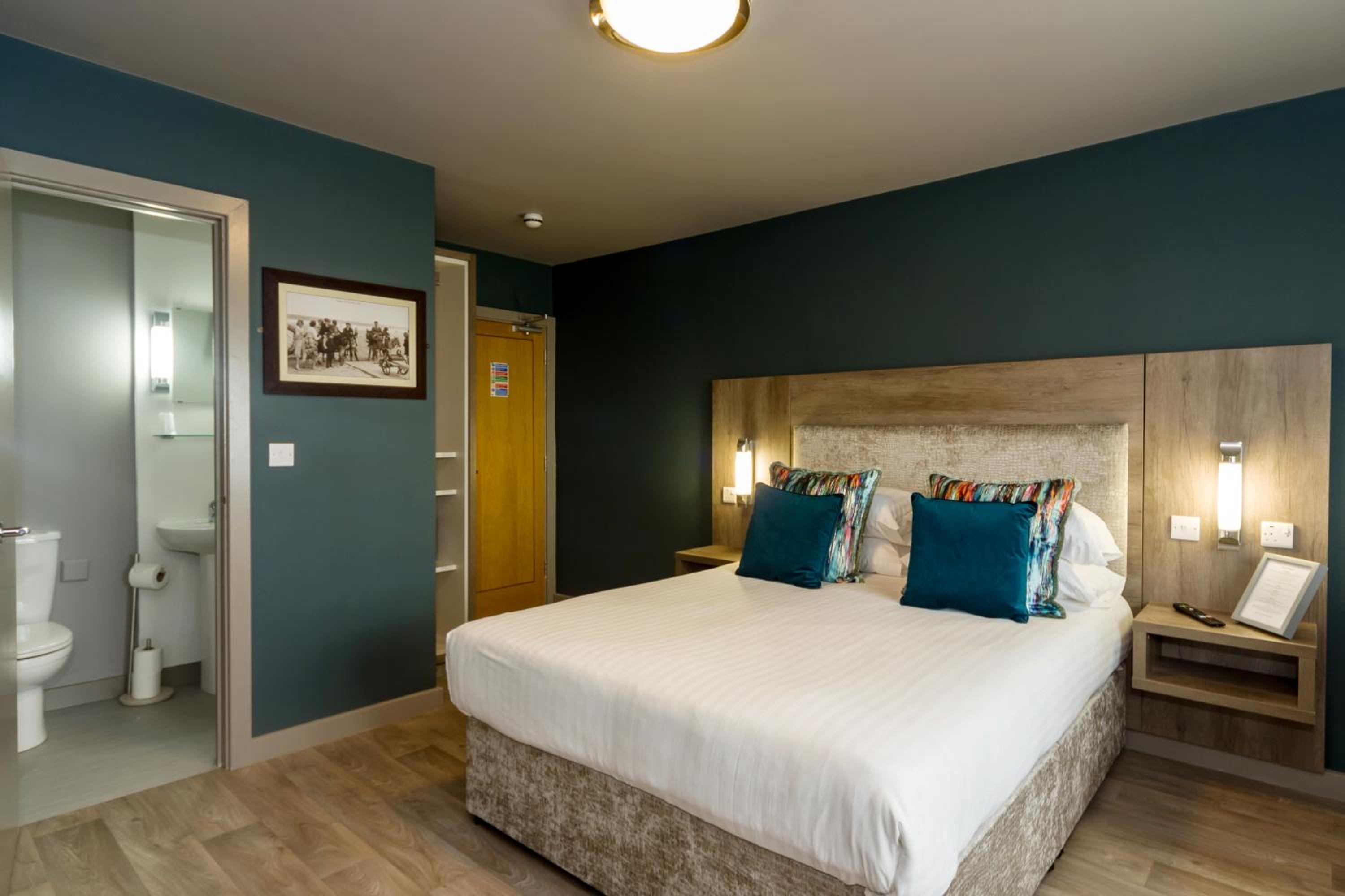 Extra Large Deluxe King room with Seaview - Photo 2