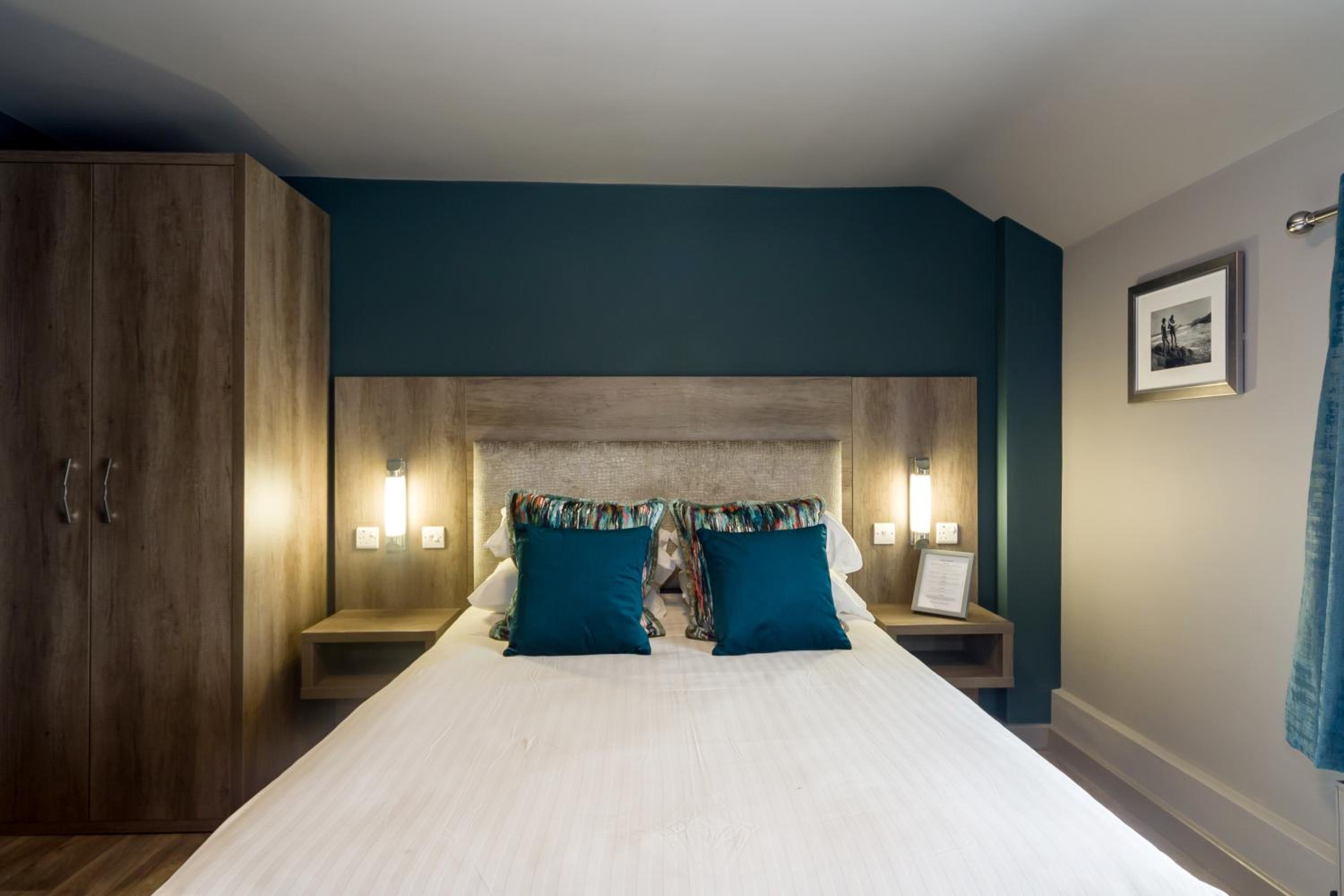 Deluxe King Room with Sea View - Photo 8