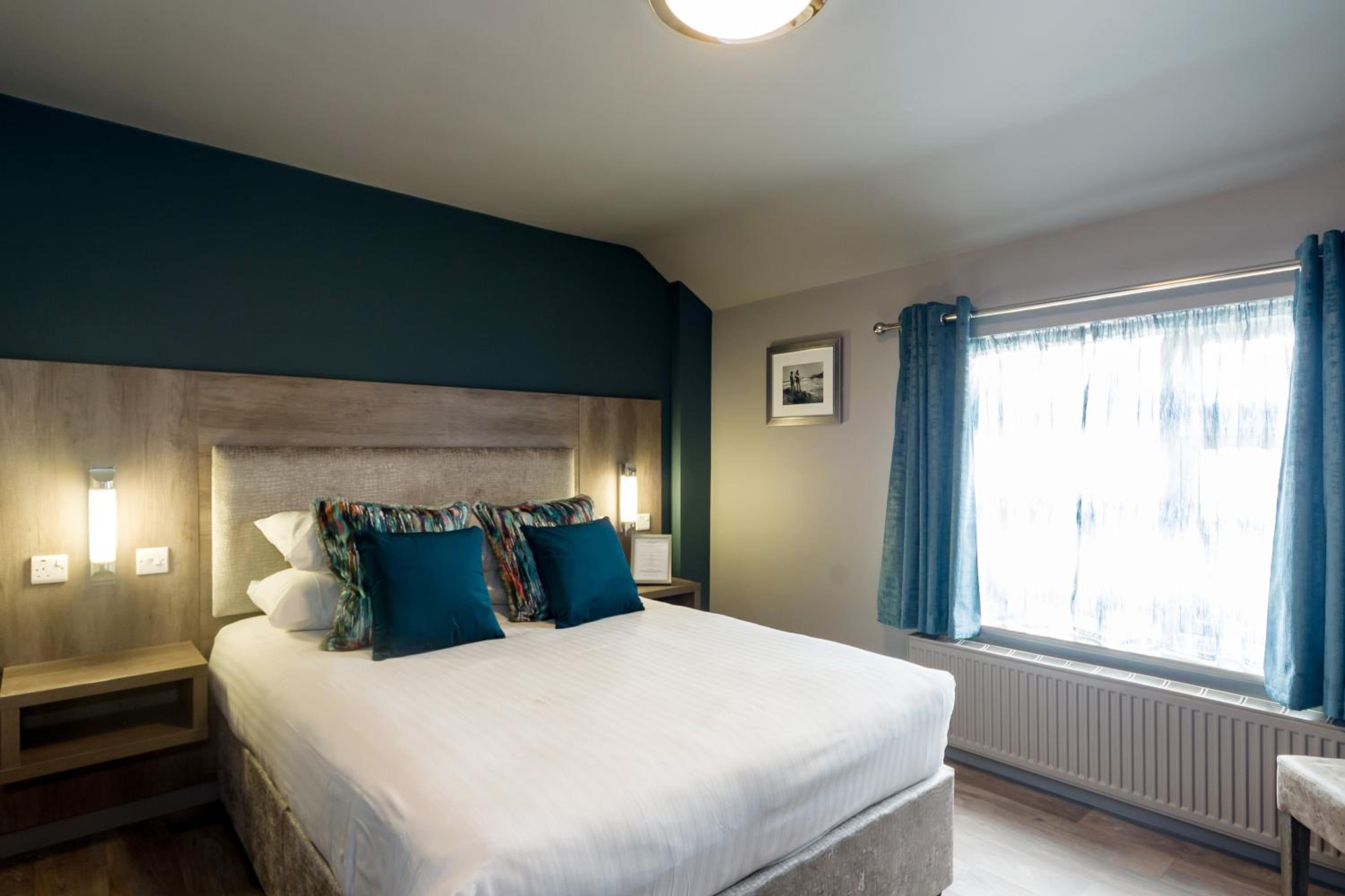 Deluxe King Room with Sea View - Photo 6
