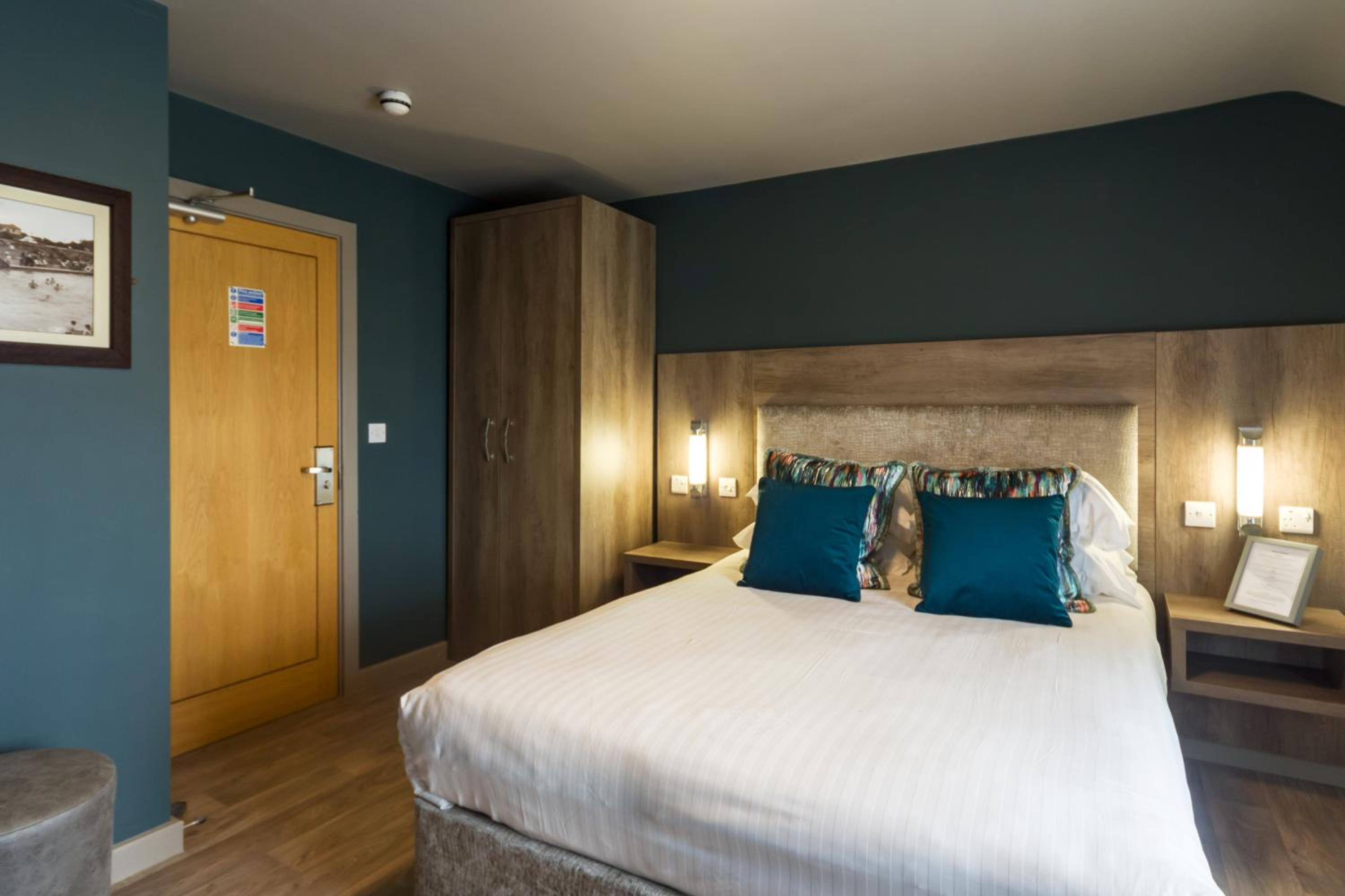 Deluxe King Room with Sea View - Photo 4