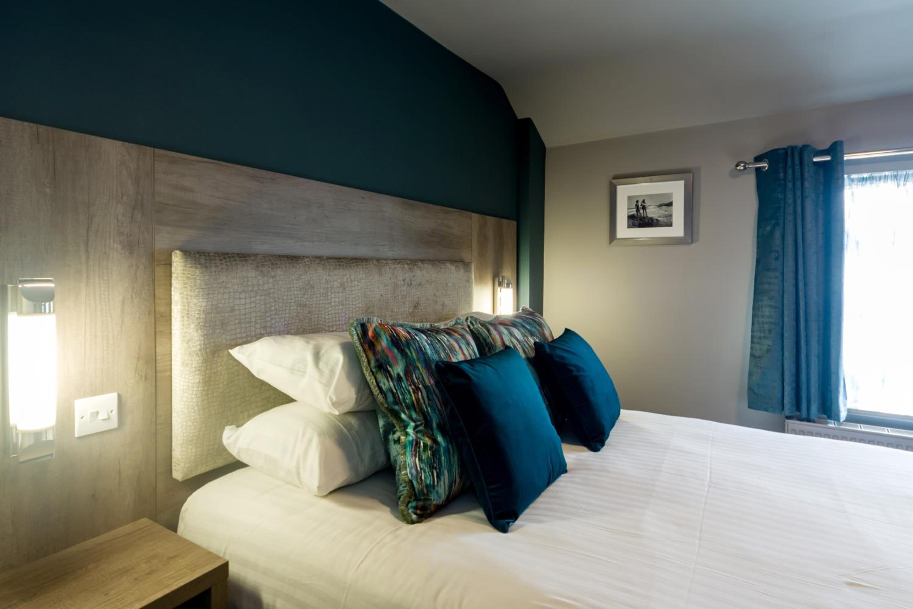 Deluxe King Room with Sea View - Photo 3