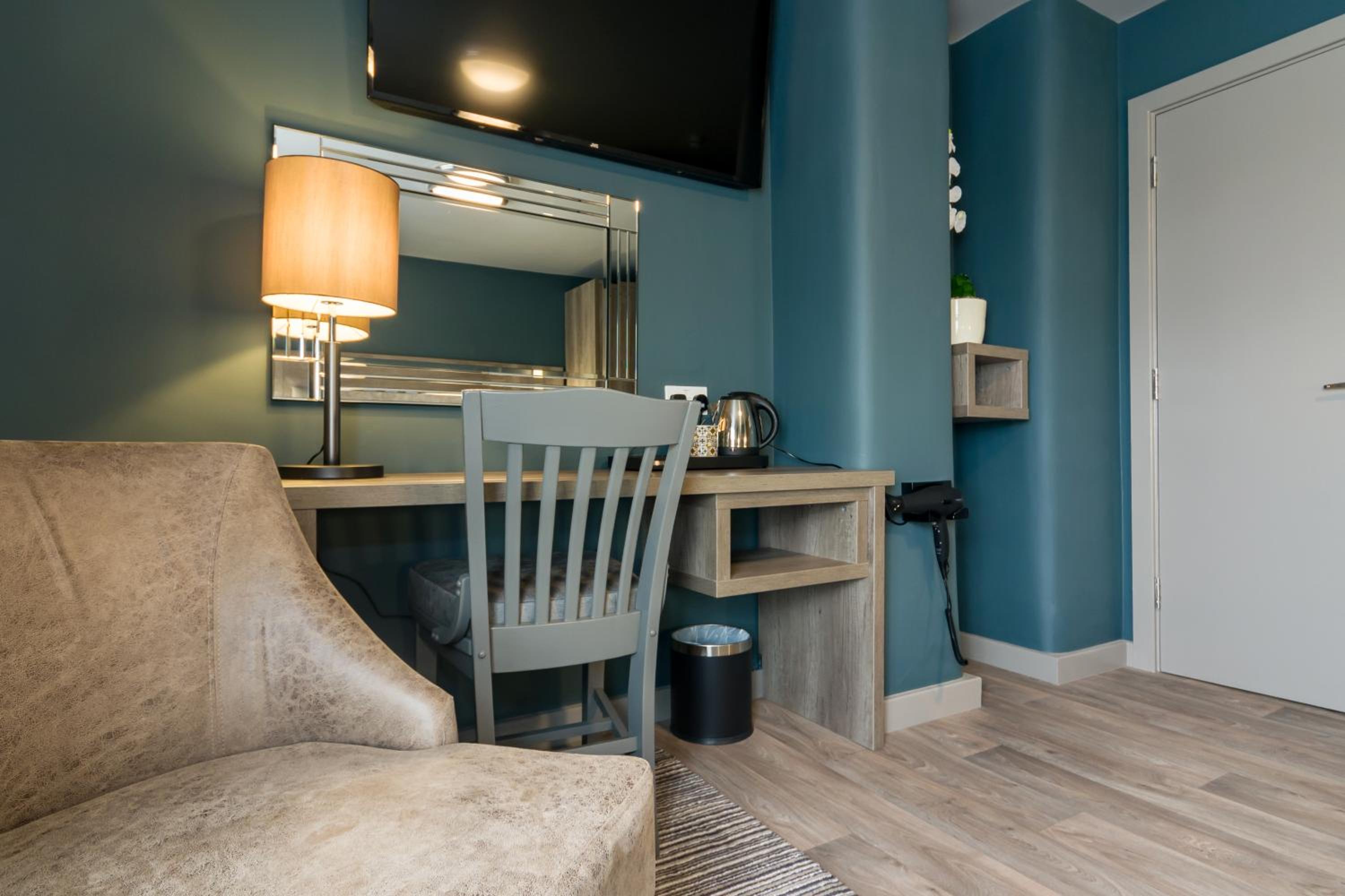 Deluxe King Room with Sea View - Photo 2