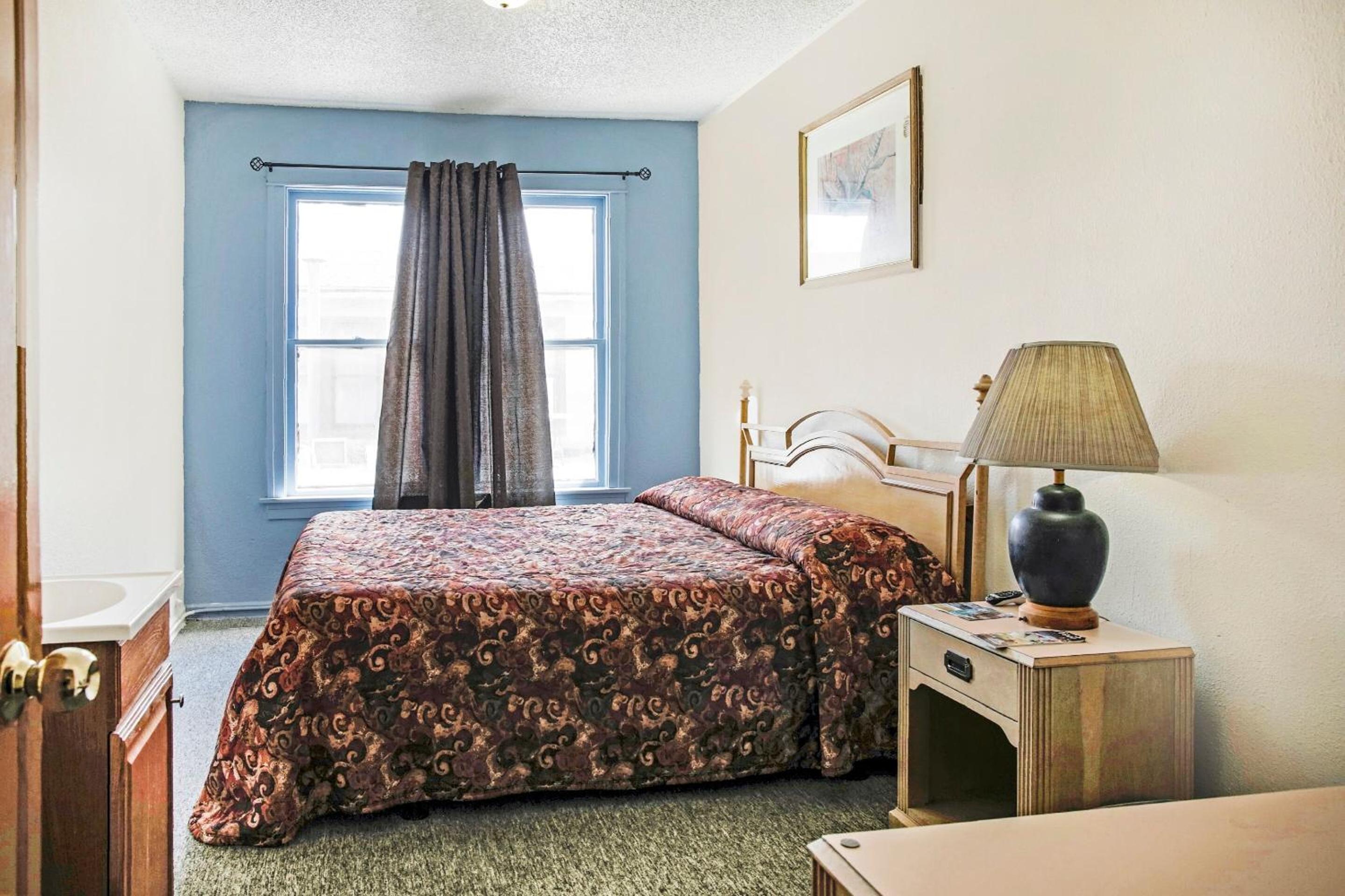 King Bed with Shared Bathroom photo 1