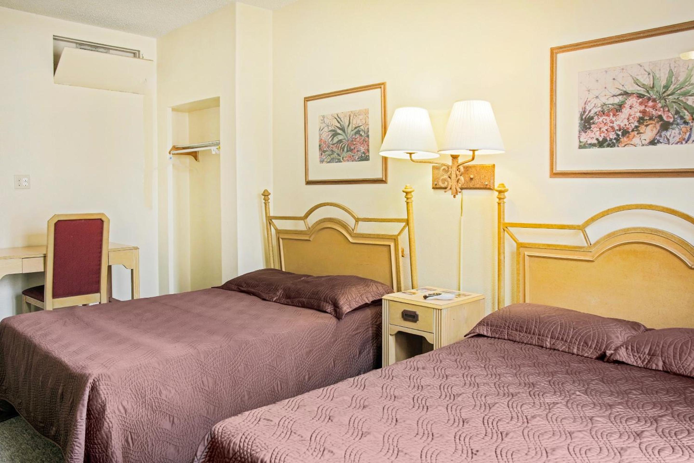 Full Bed with Shared Bathroom photo 3