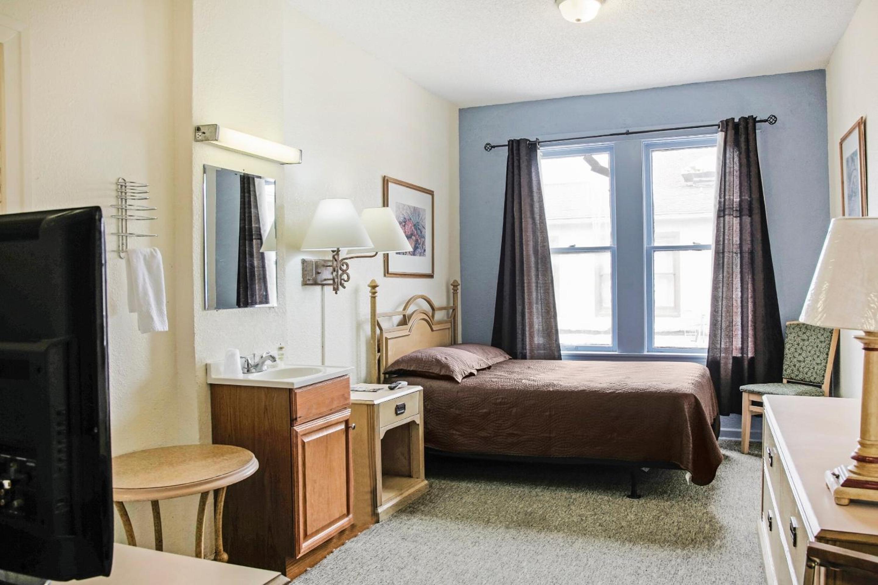 Queen Room photo 2