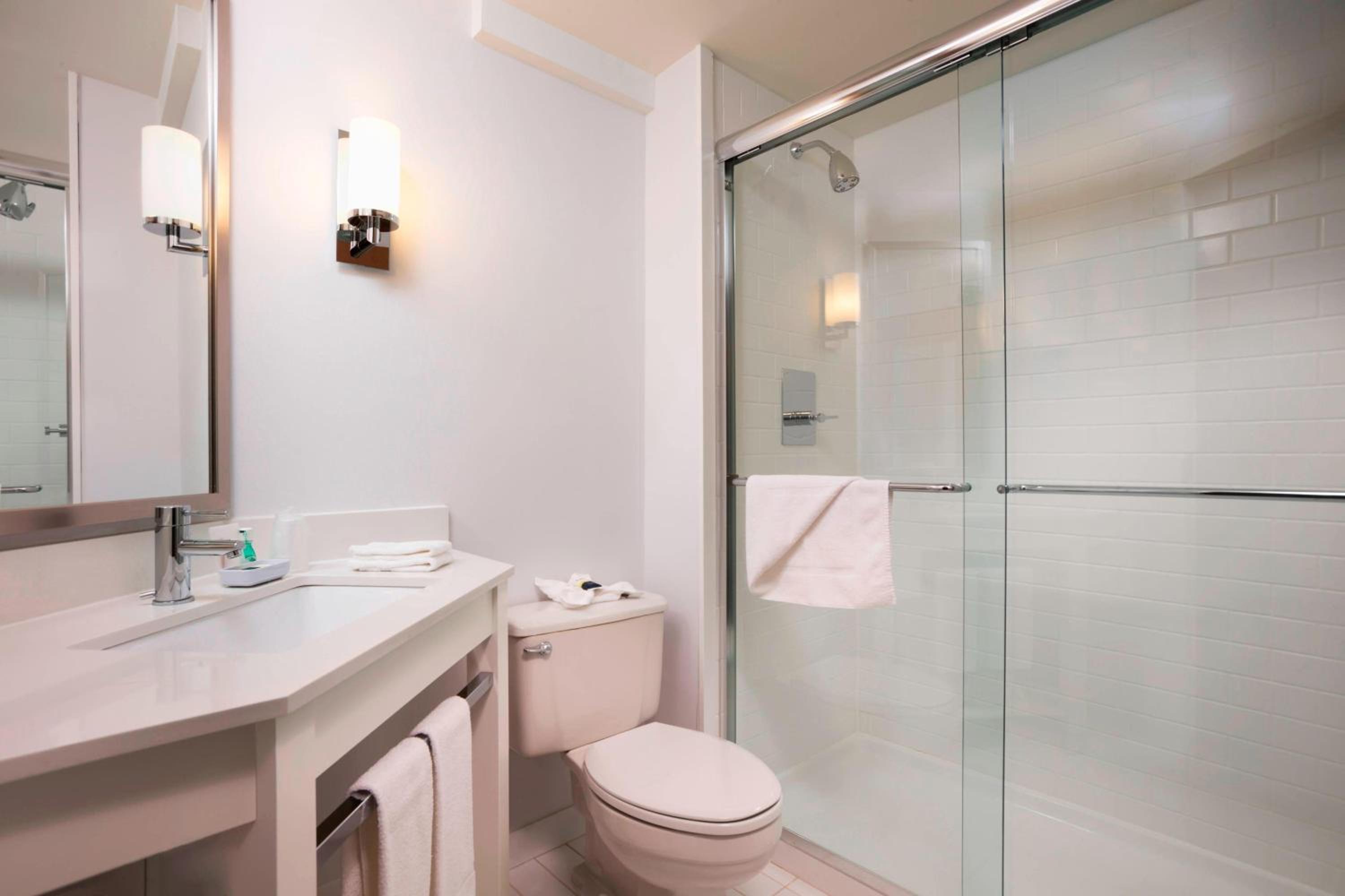 Queen Room with Adapted Tub - Mobility and Hearing Accessible