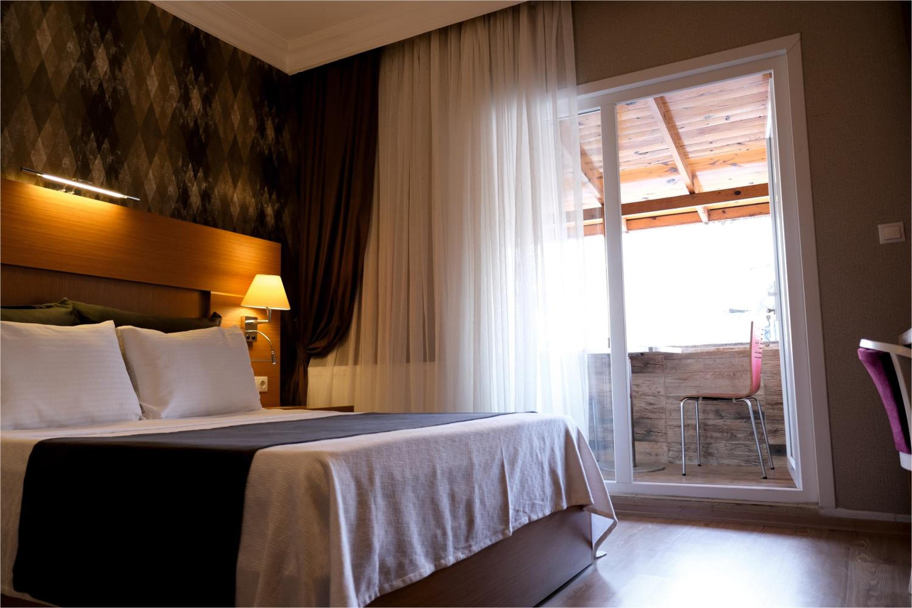 Double Room with Balcony - Photo 4