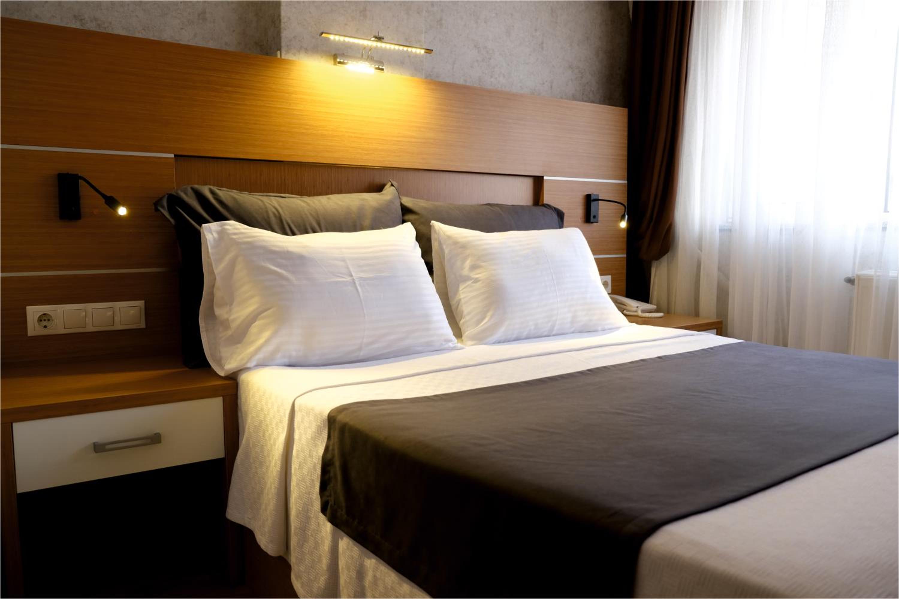 Double Room with Balcony - Photo 3
