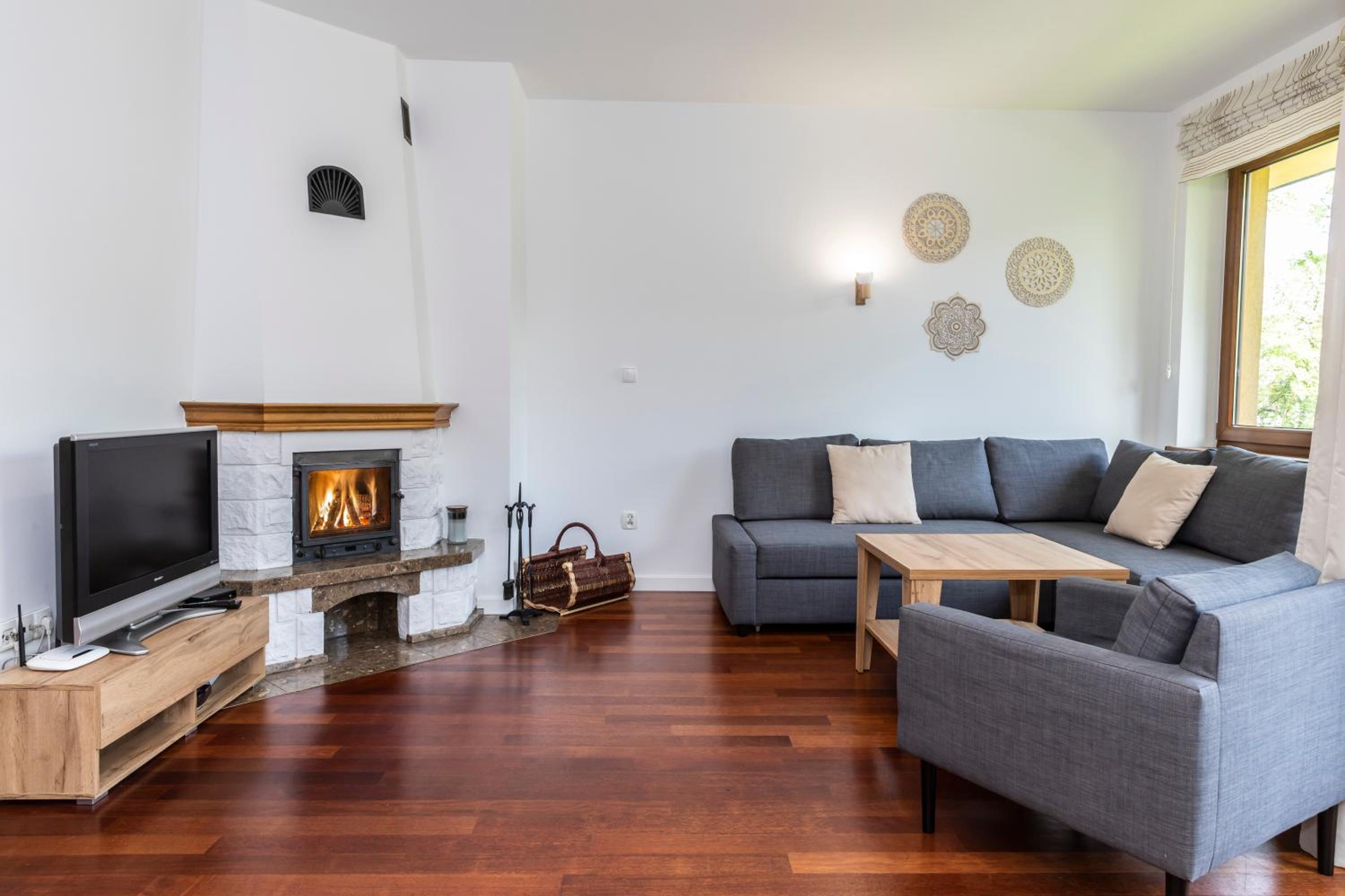 Deluxe One Bedroom Apartment with Balcony and Mountain View