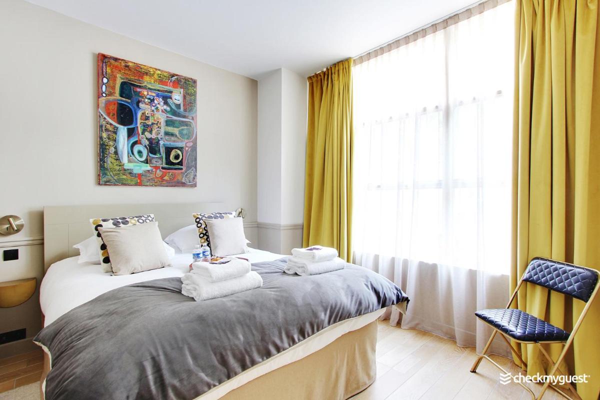 Three-Bedroom Apartment photo 2