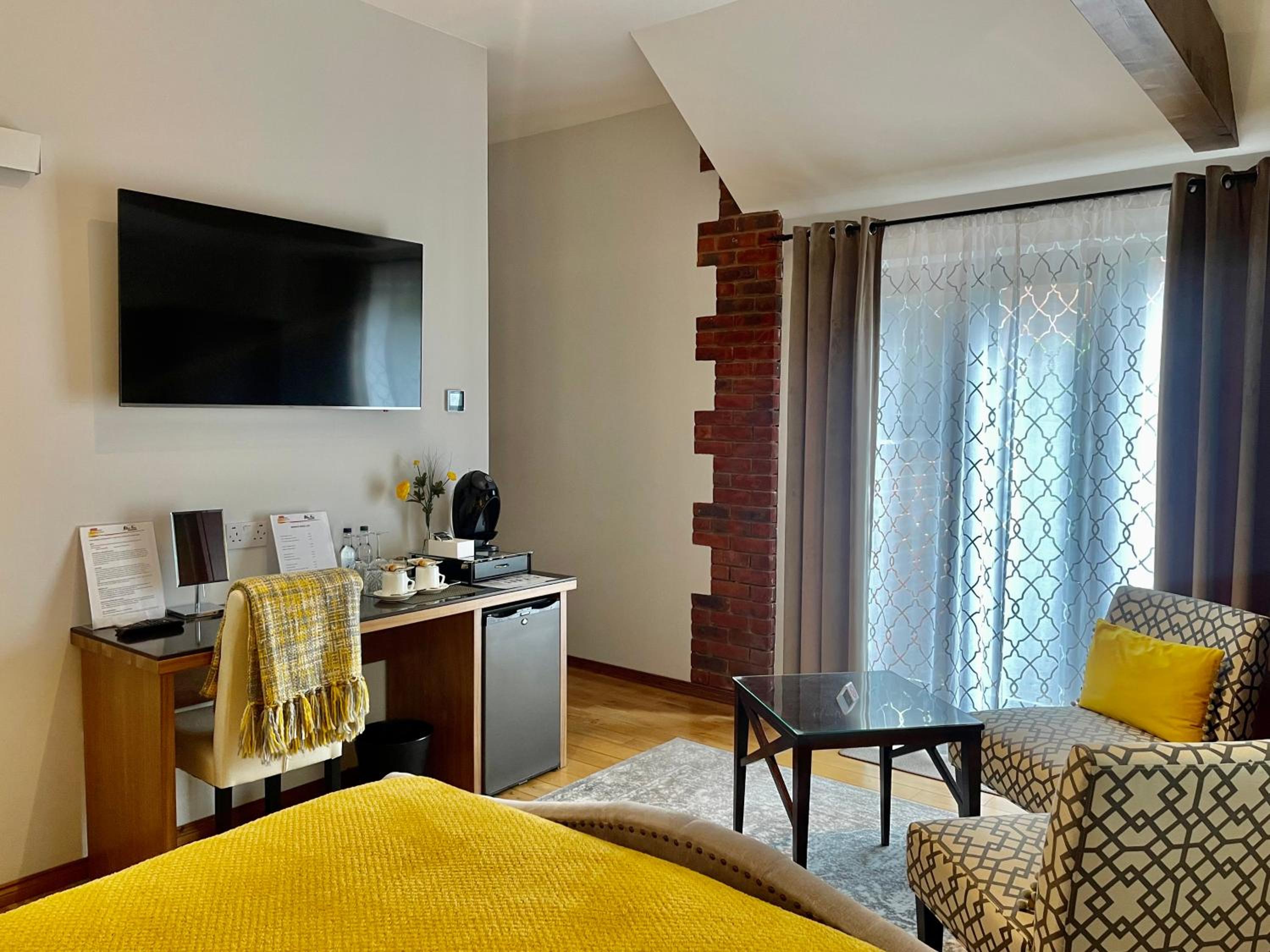 Large Double Room with Patio - Photo 8