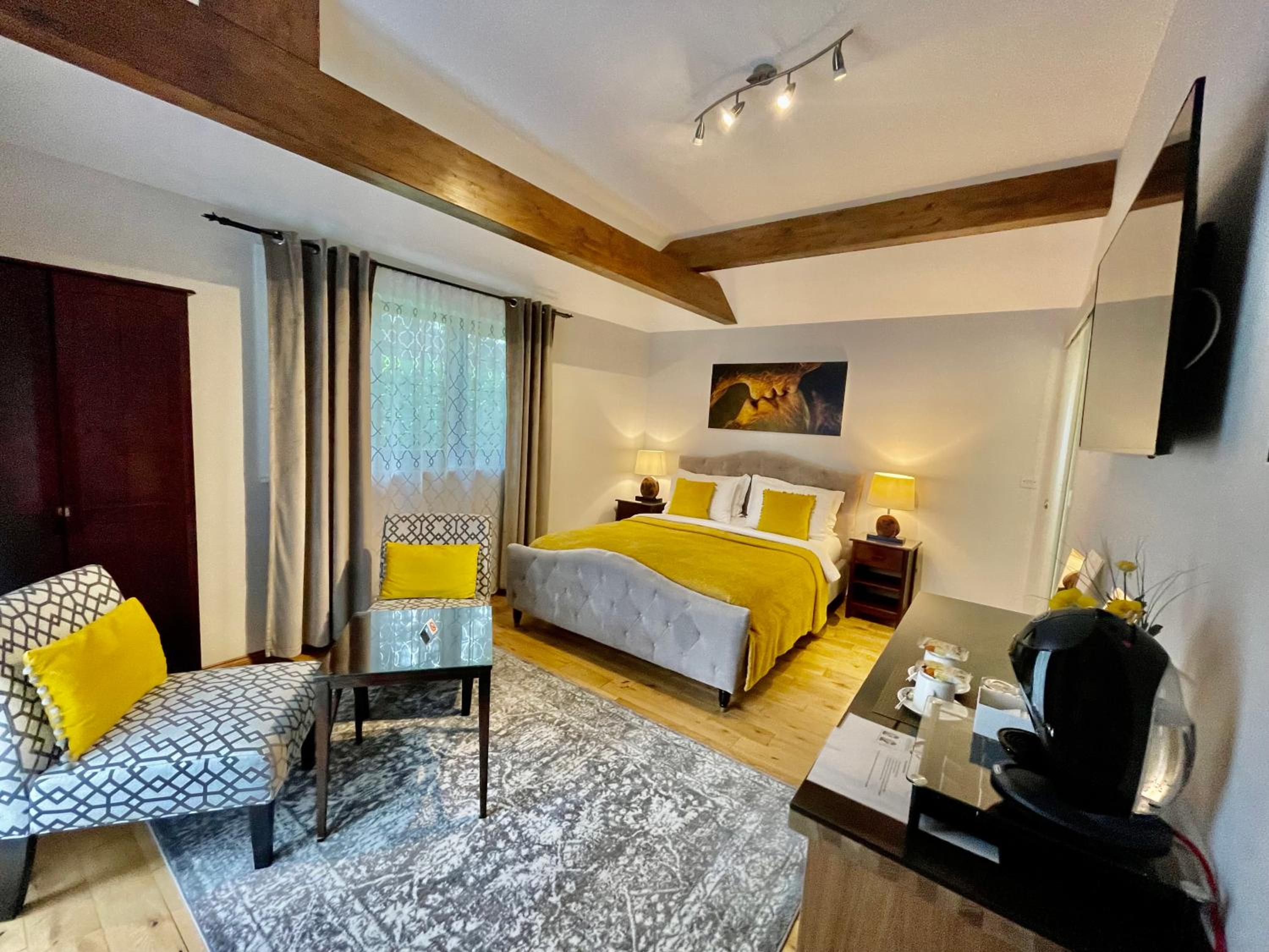 Large Double Room with Patio - Photo 3