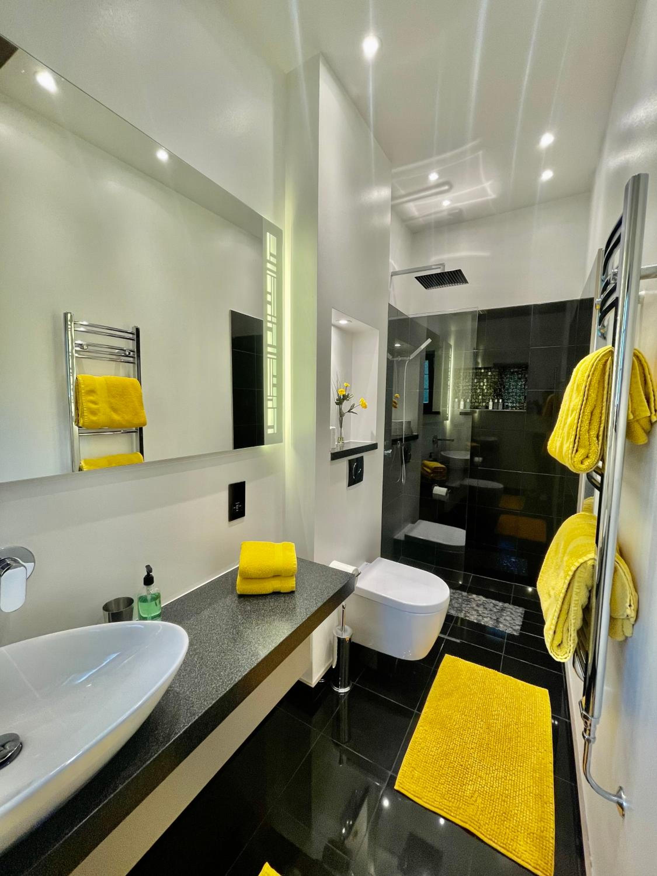Large Double Room with Patio - Photo 2