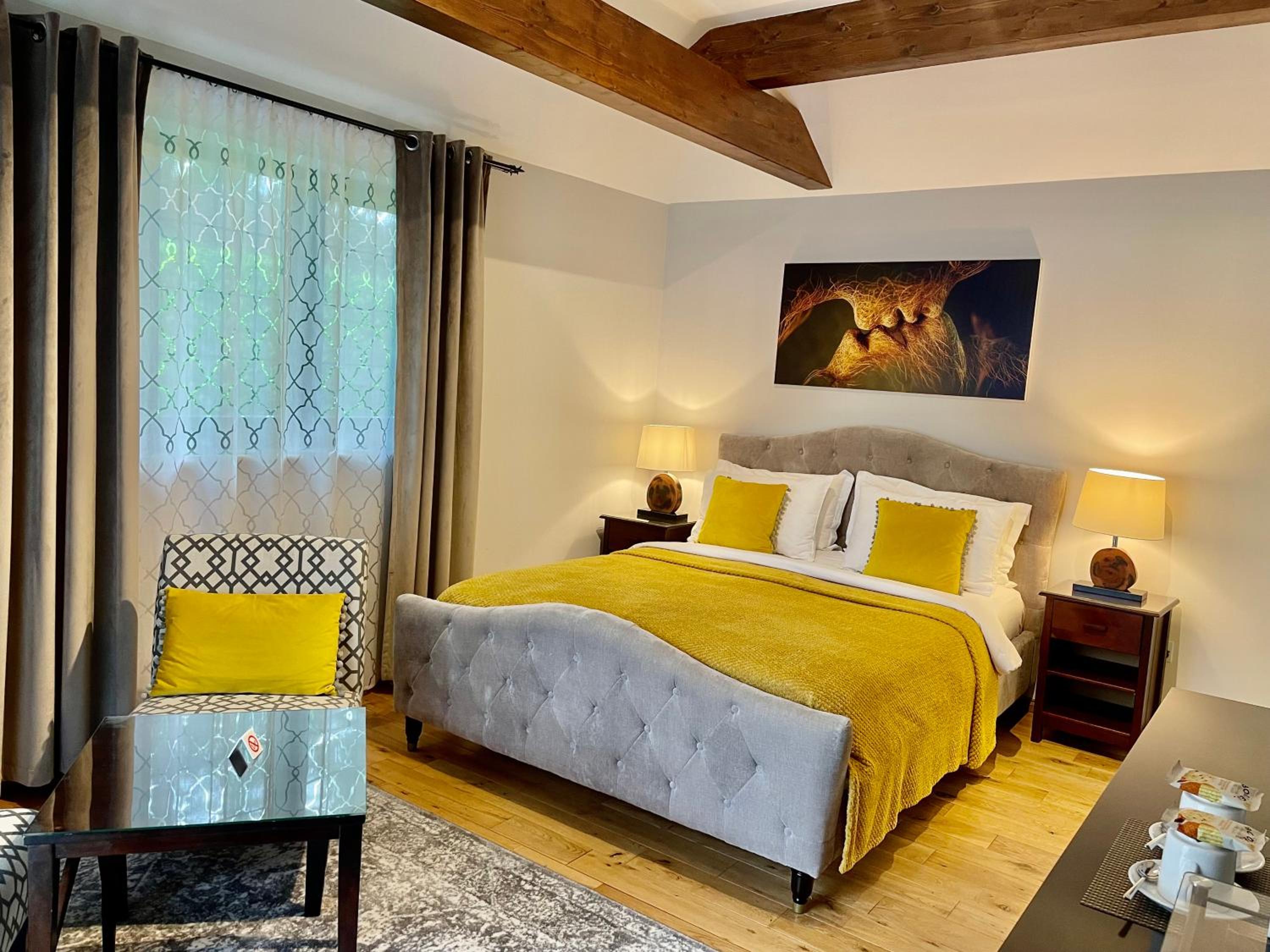 Large Double Room with Patio - Photo 11