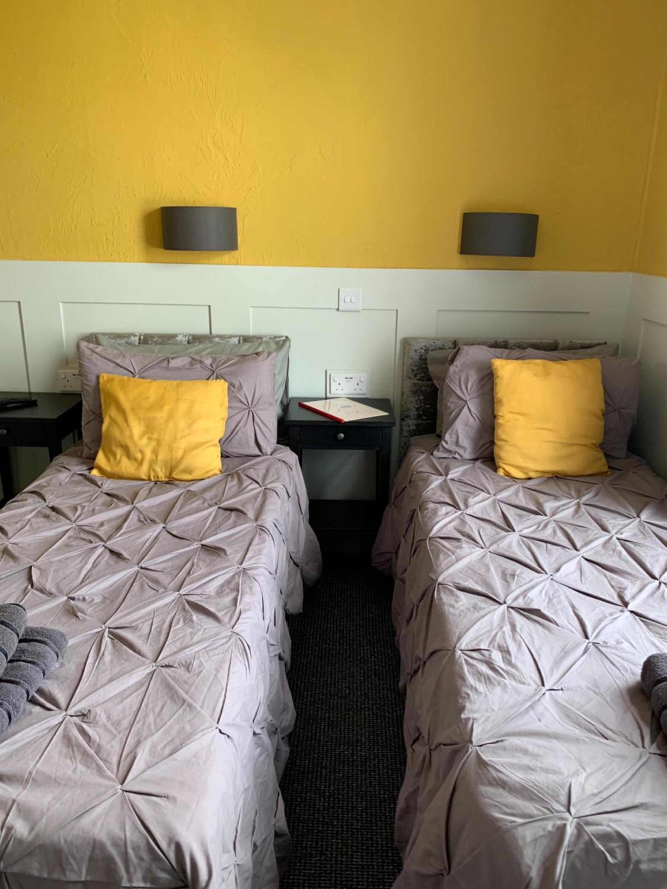 Standard Twin Room - Photo 3