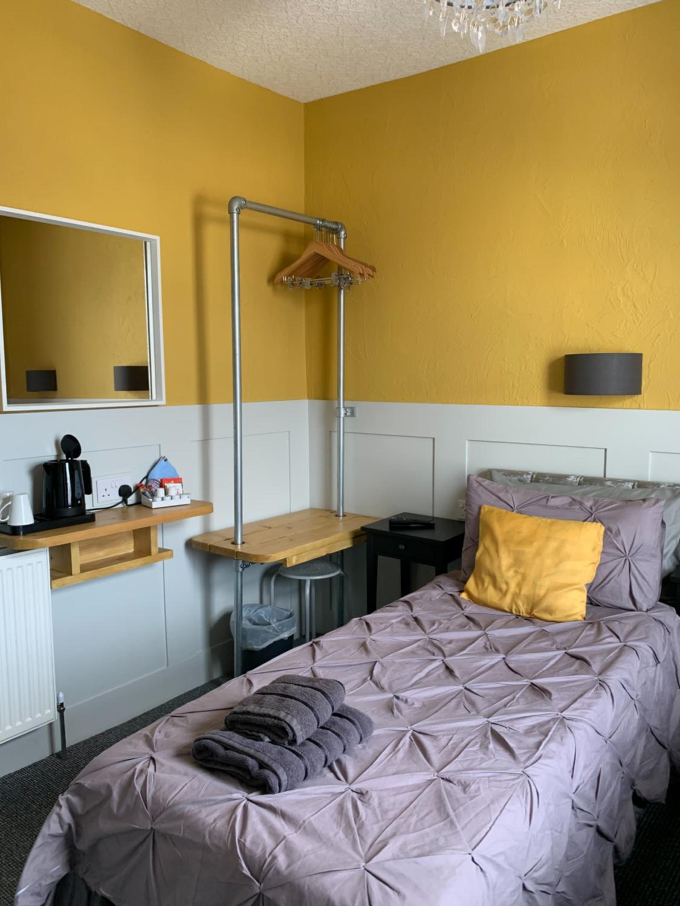 Standard Twin Room - Photo 4