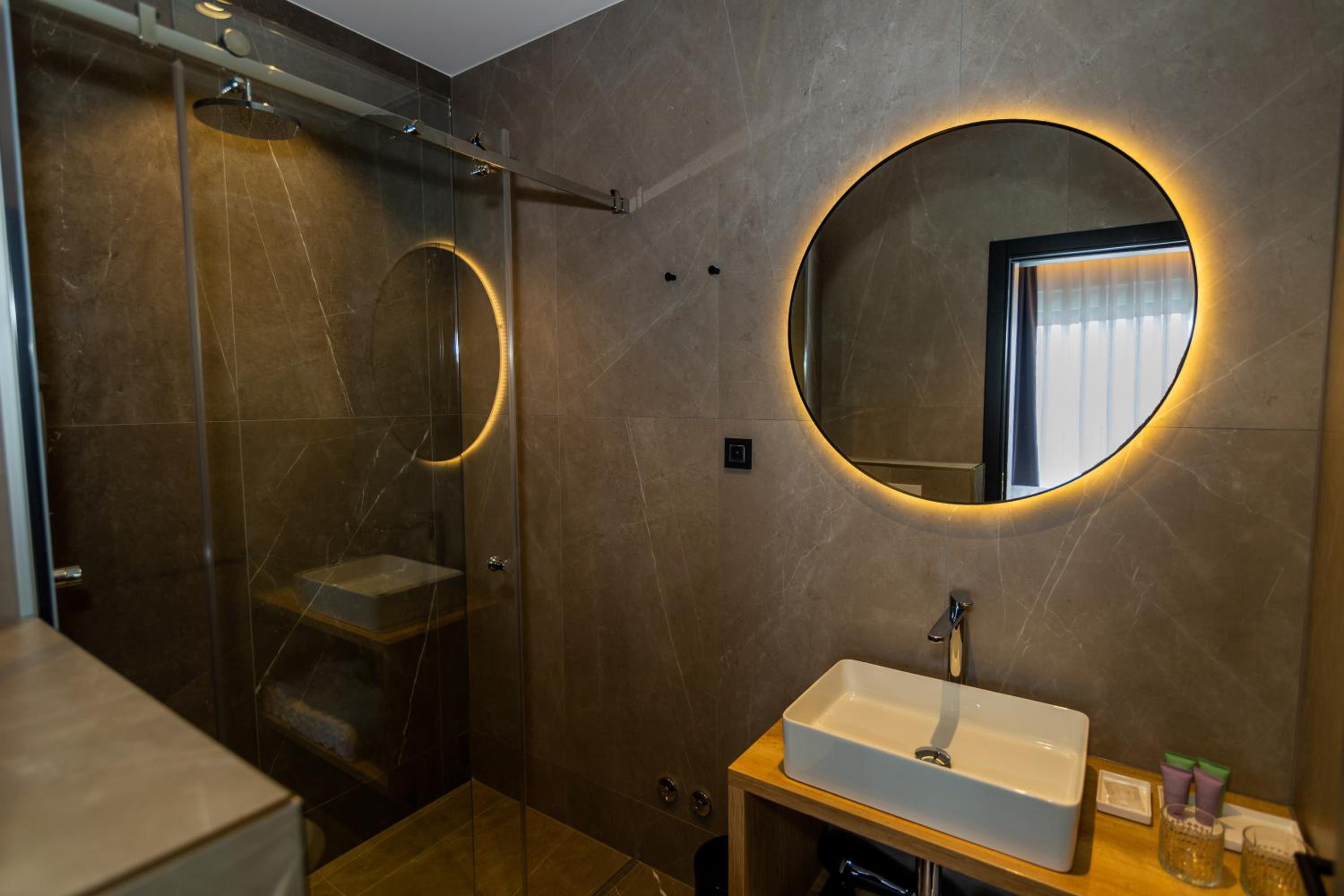 Deluxe Queen Room - Photo 9