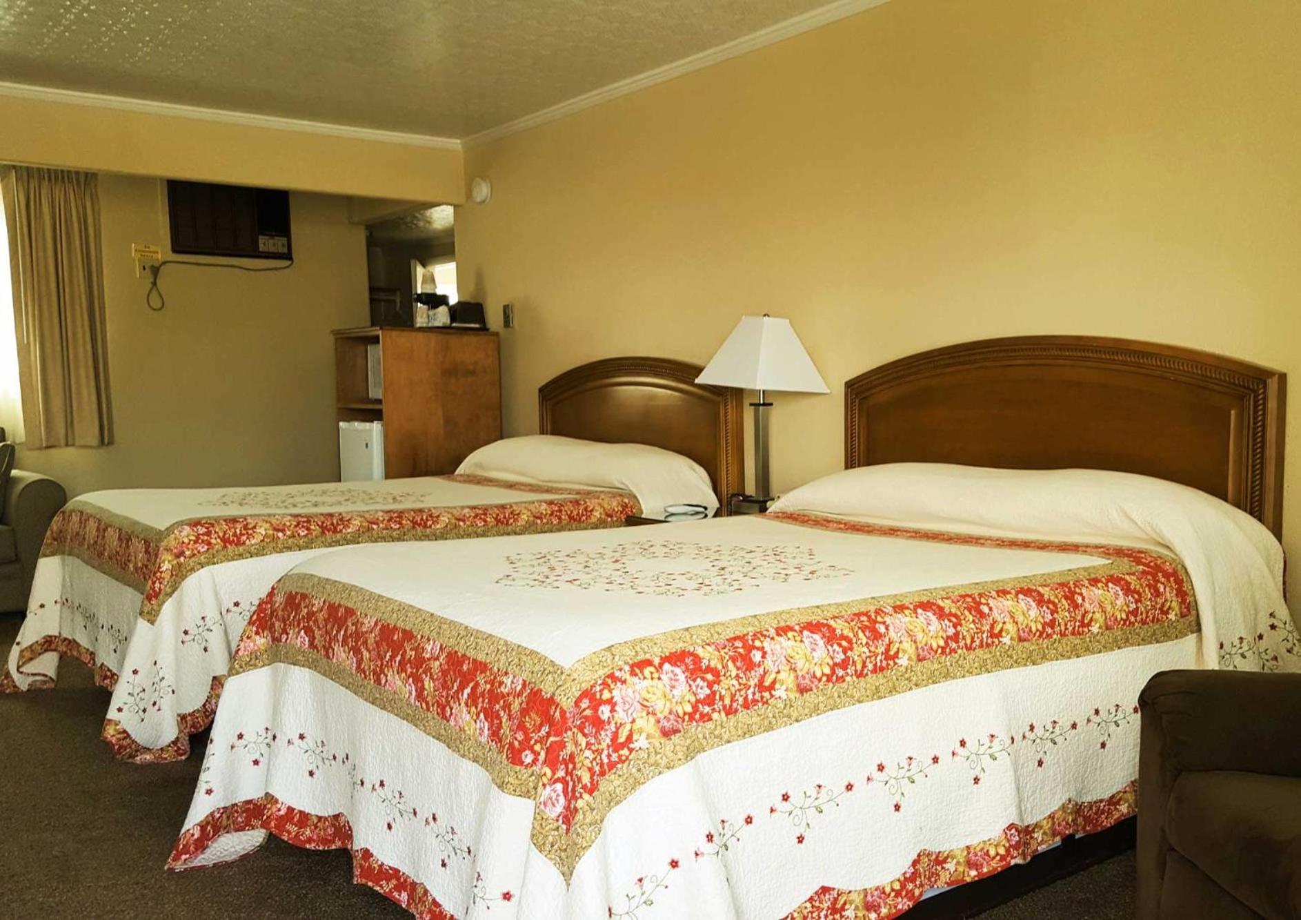 Queen Room with Two Queen Beds photo 2