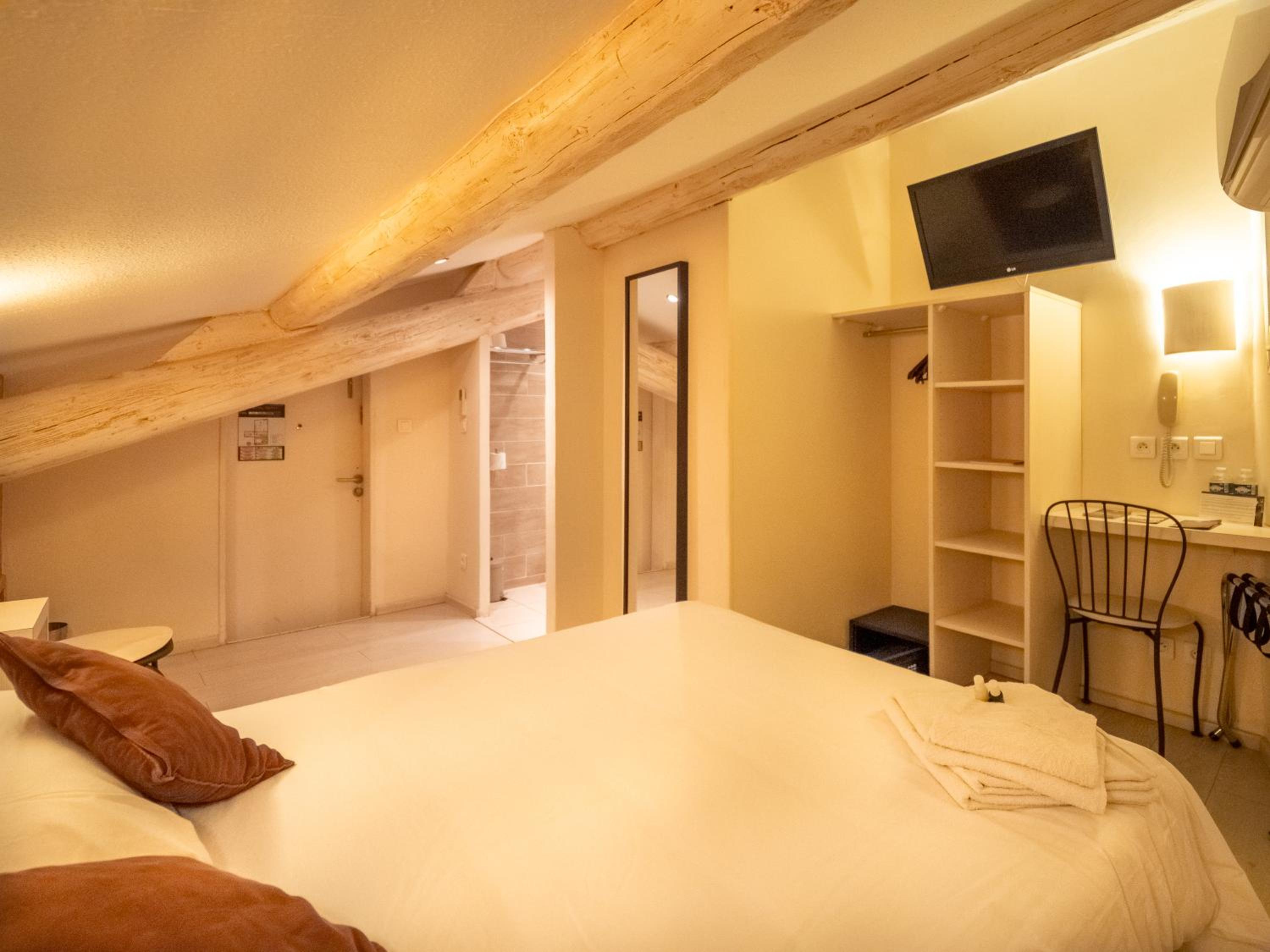 Standard Double Room - Photo 7