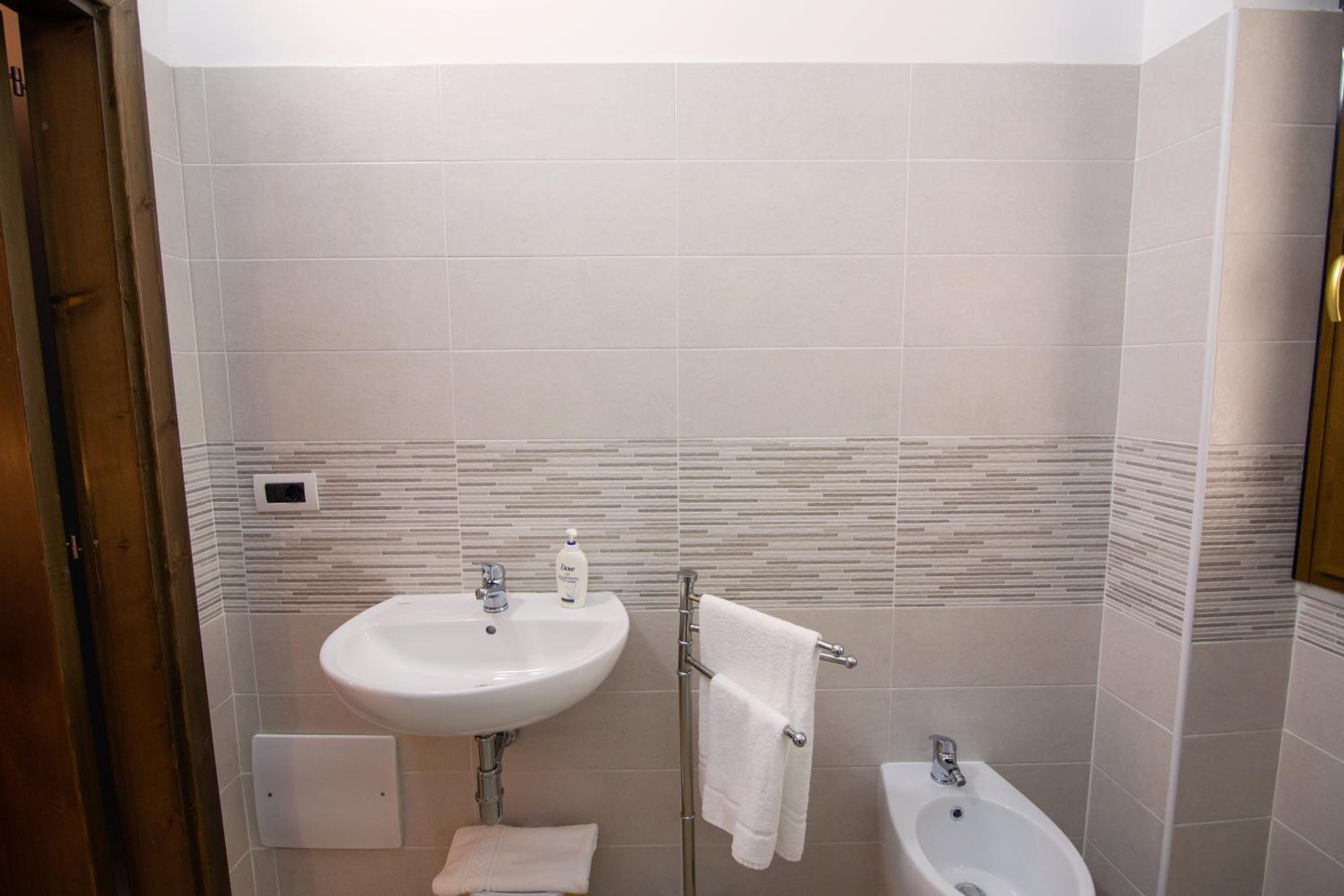 Double Room with Balcony - Photo 5