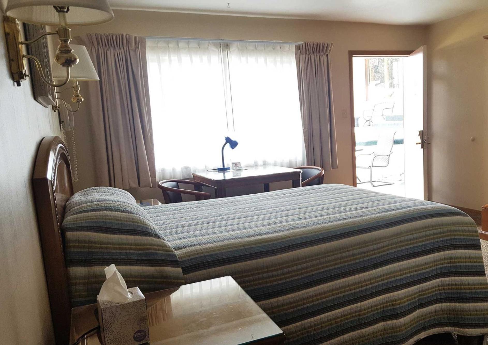 Queen Room photo 2