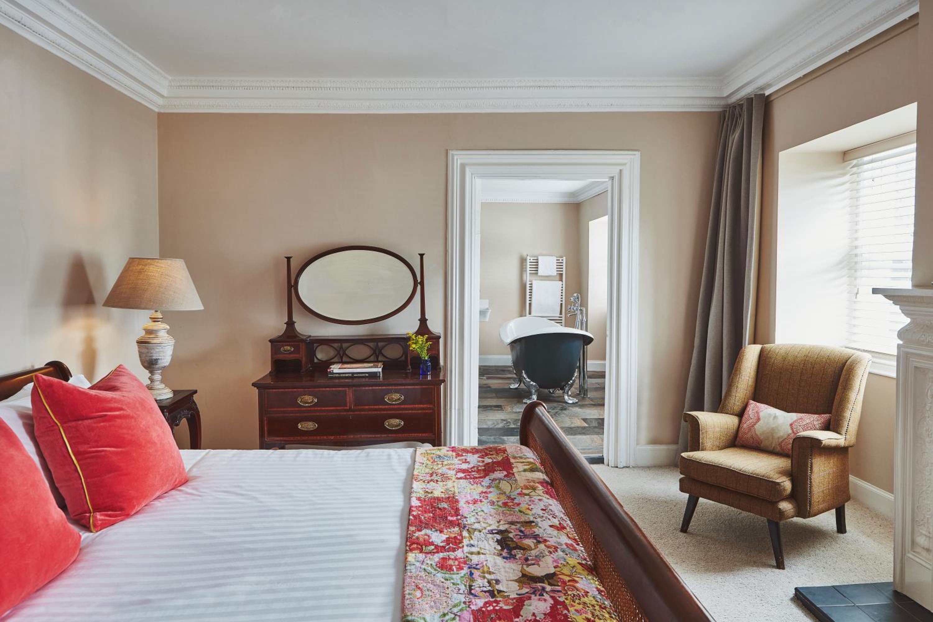 Superior King Room - Photo 11