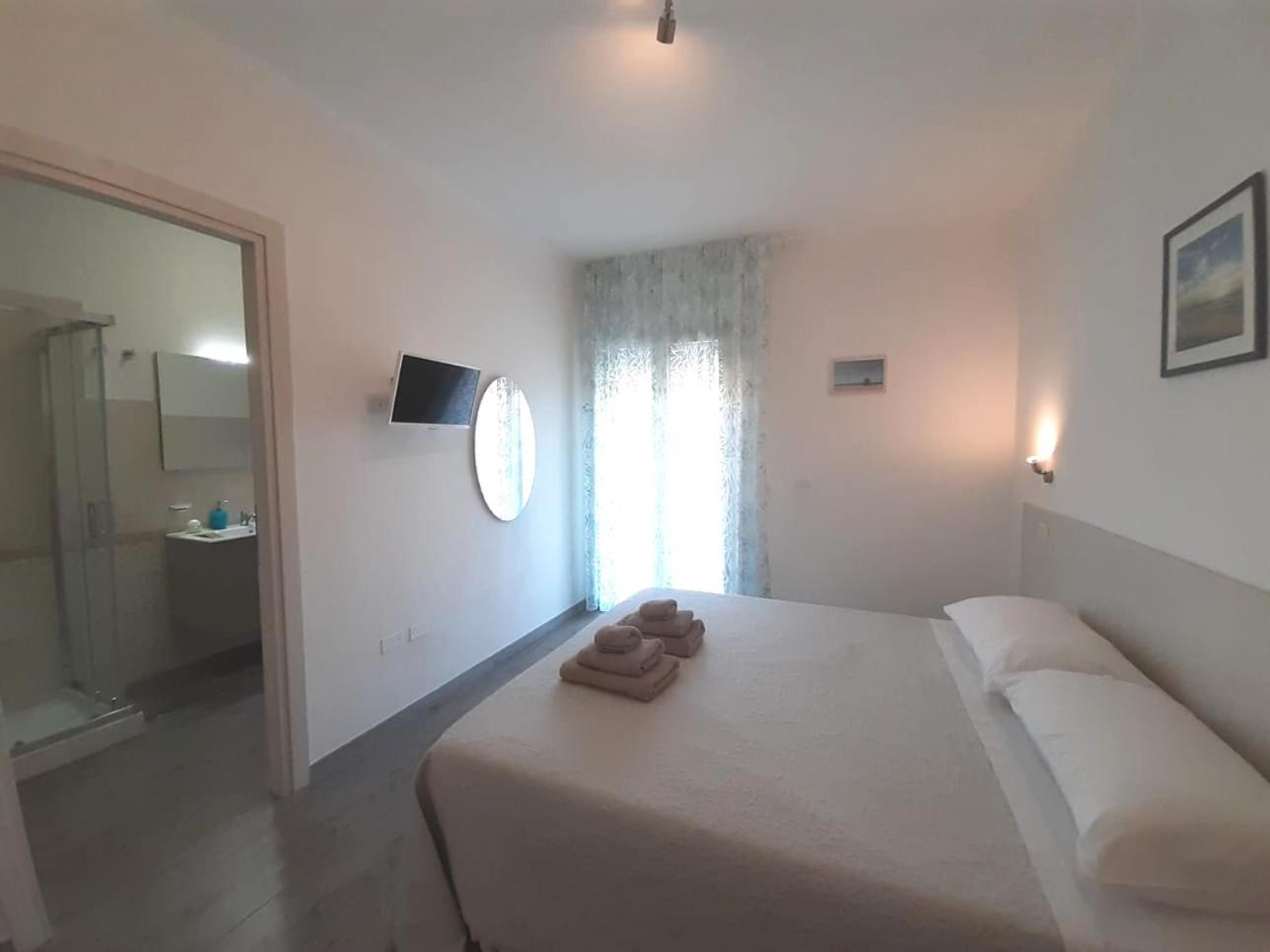 Deluxe Double or Twin Room with Balcony - Photo 10