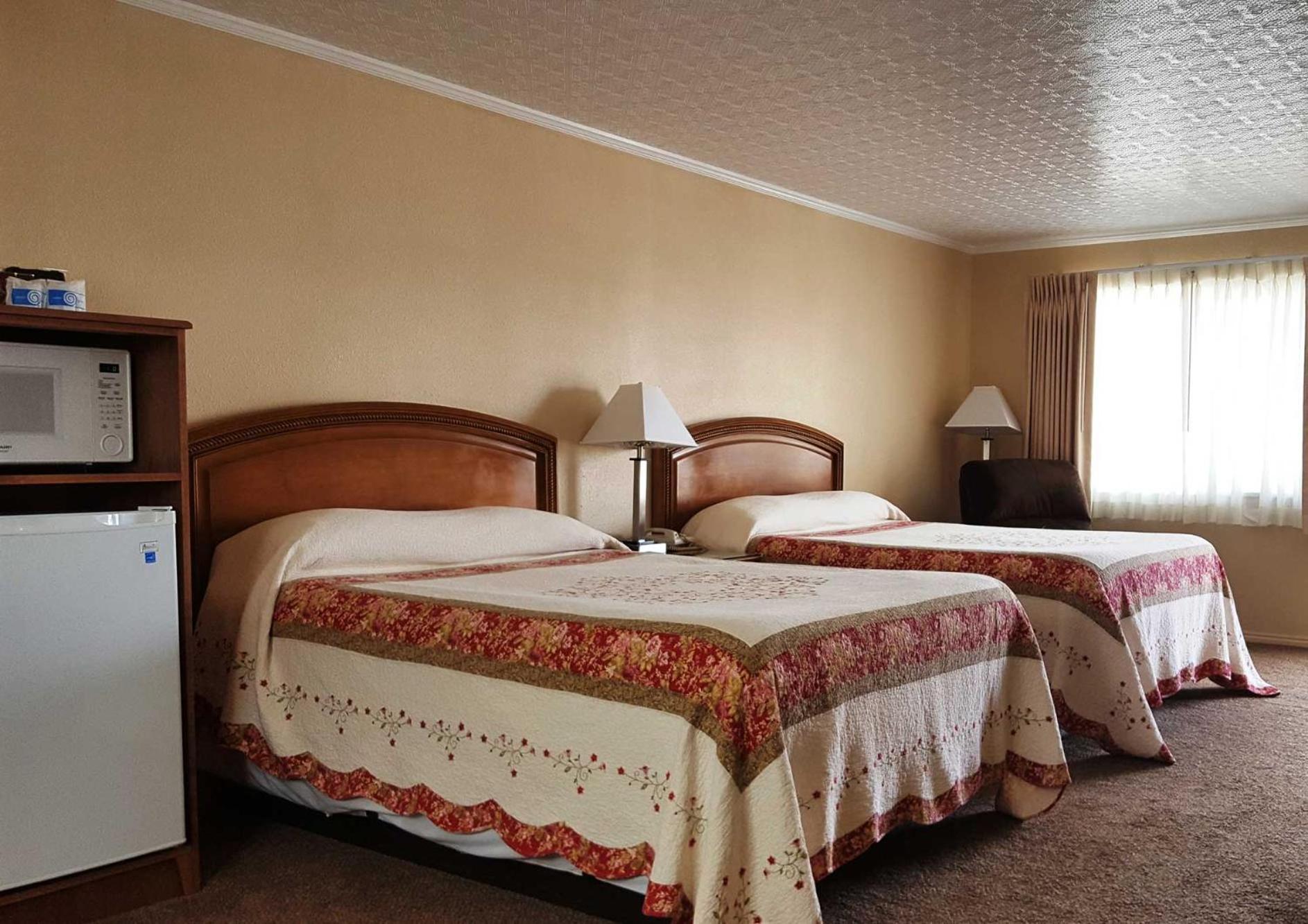 Queen Room with Two Queen Beds photo 1