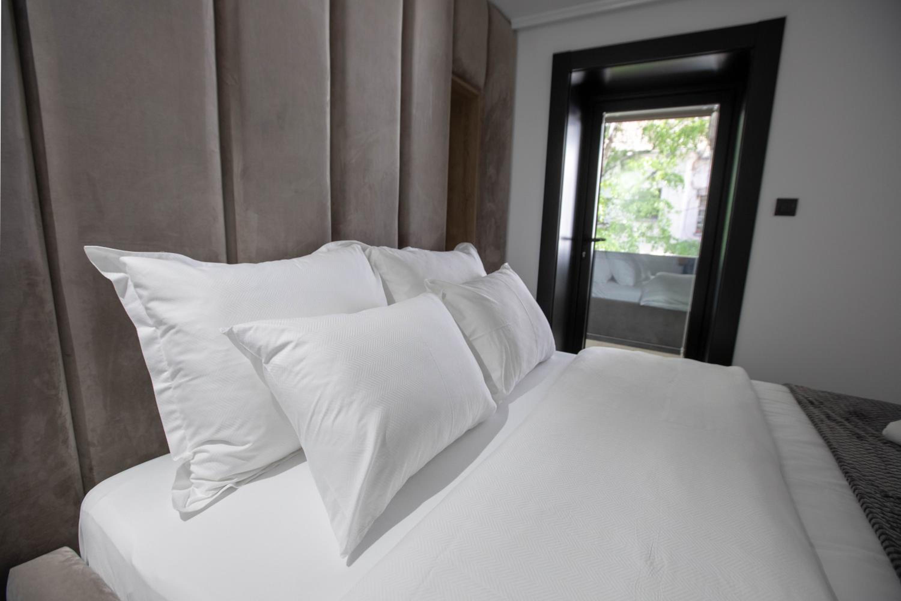 Deluxe Double Room with Balcony photo 3