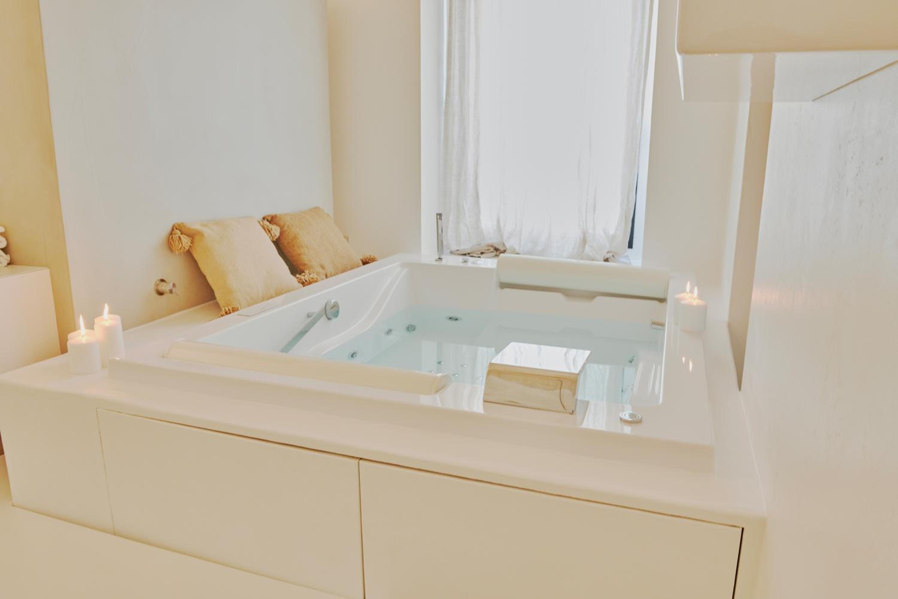 Deluxe Suite - Photo 11