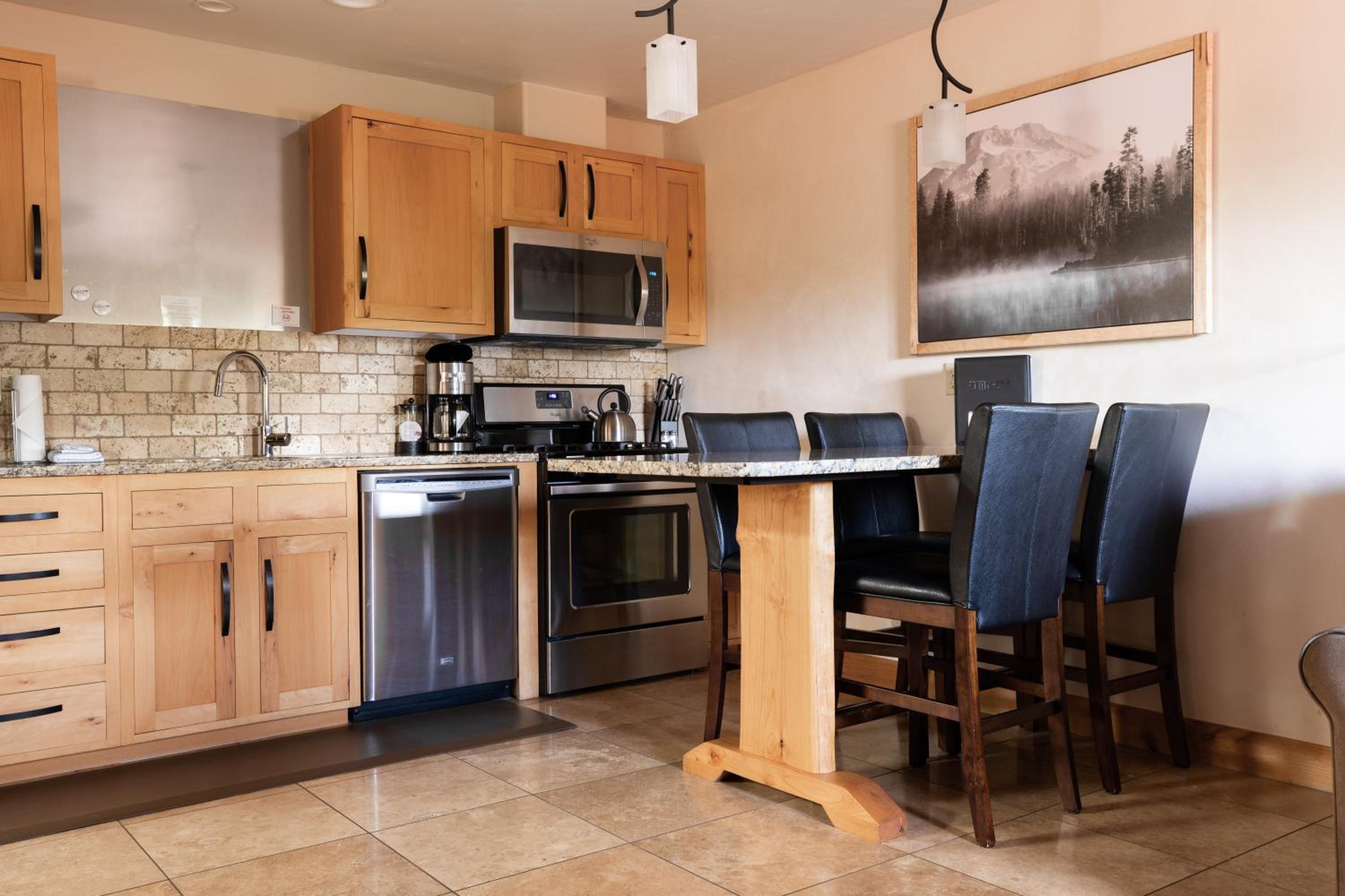 Deschutes River One-Bedroom King Suite photo 2