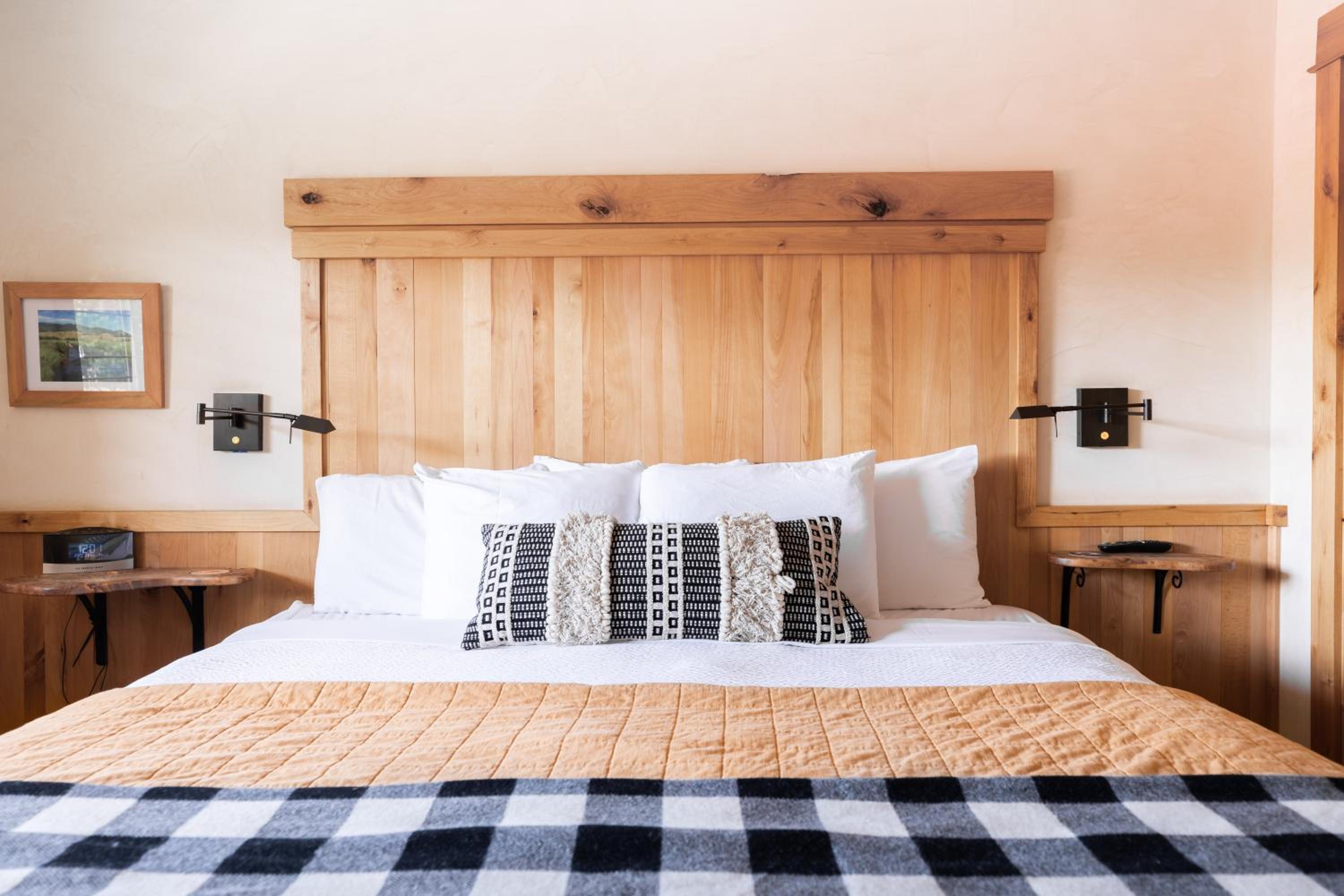 Deschutes River One-Bedroom King Suite photo 3