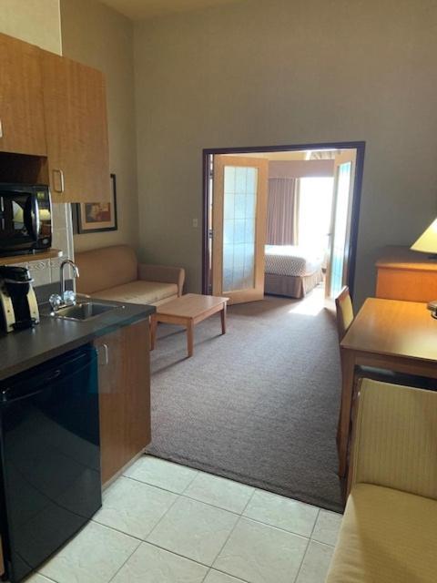King Room With Roll-In Shower - Disability Access/Non Smoking/Ground Floor - Photo 29