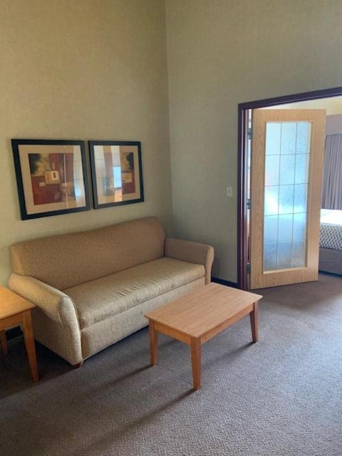 King Room With Roll-In Shower - Disability Access/Non Smoking/Ground Floor - Photo 39