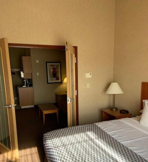King Room With Roll-In Shower - Disability Access/Non Smoking/Ground Floor - Photo 13
