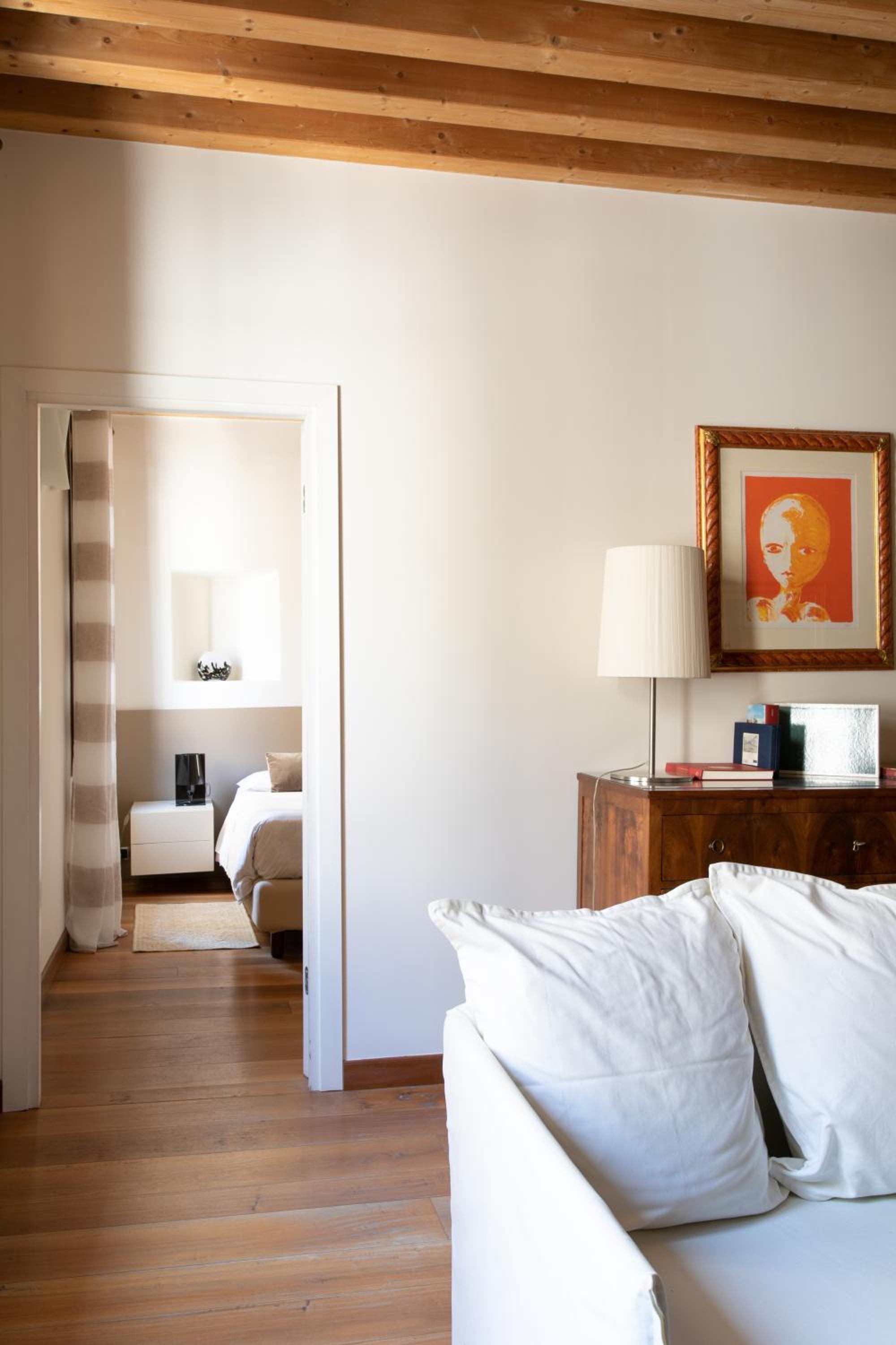 One-Bedroom Apartment photo 2