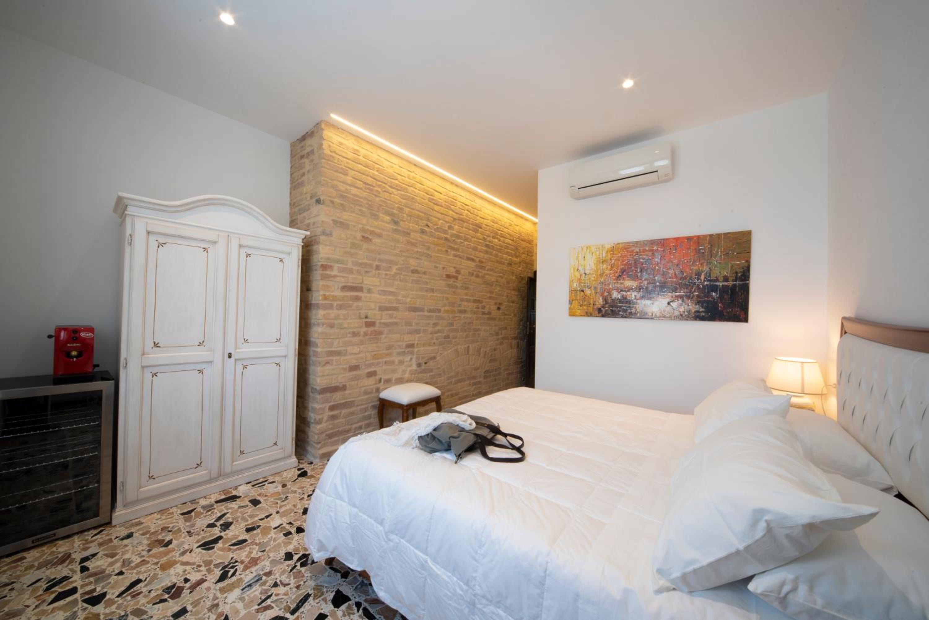 Superior King Room - Photo 9