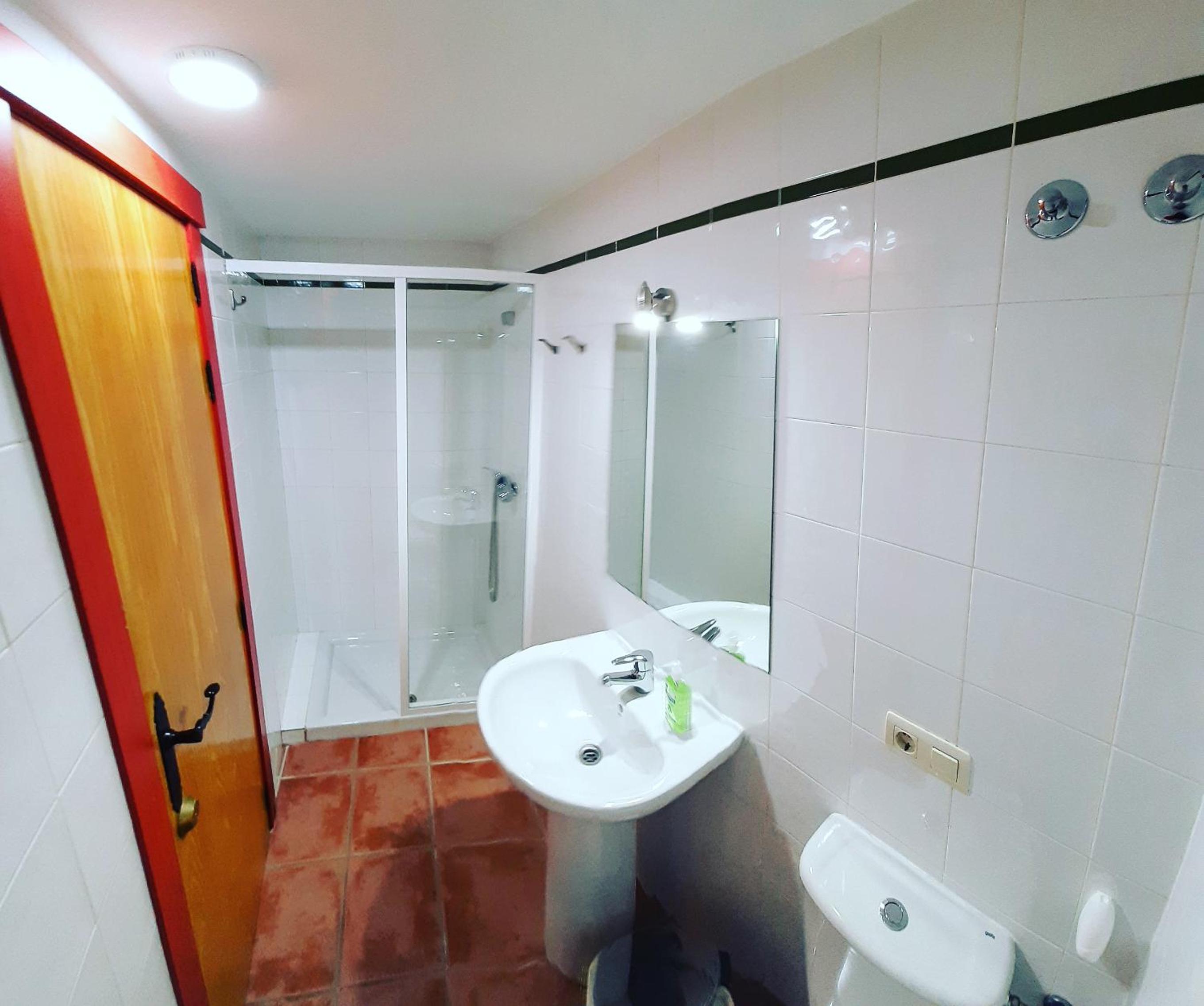 Twin Room With Private Bathroom photo 3
