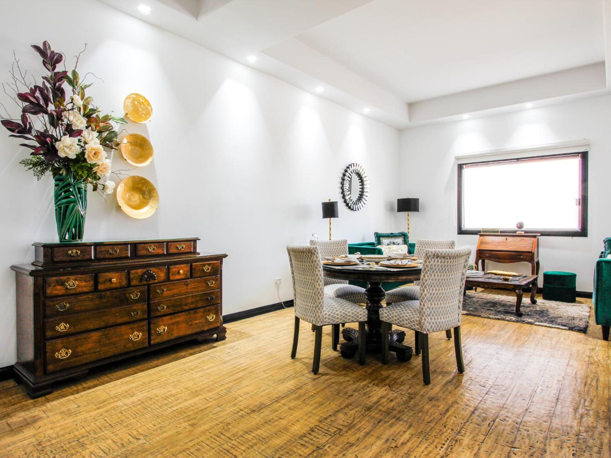 Deluxe King Suite photo 2