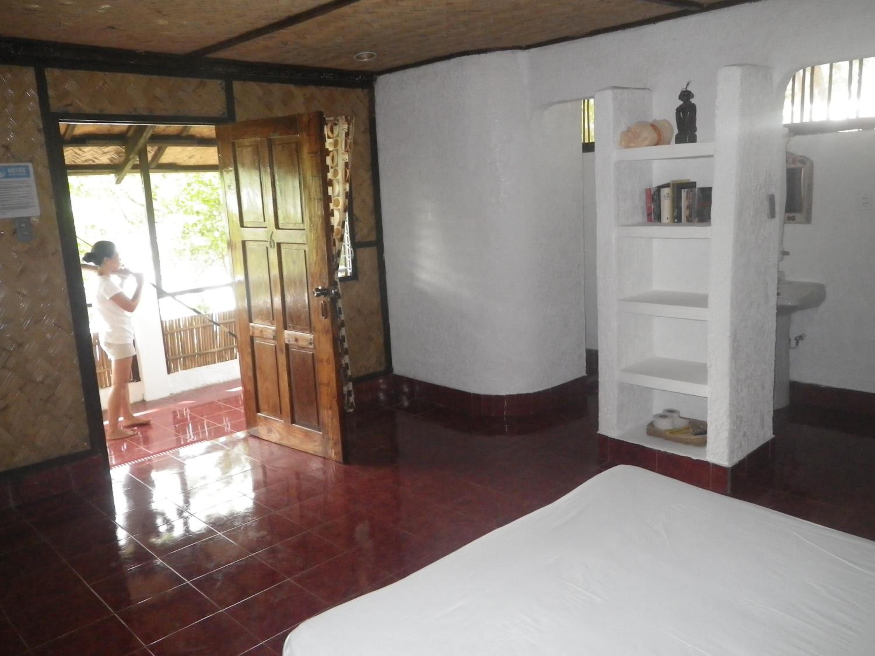 Native Island Family Cottage - Fan Room with Free Round Trip Boat Transfers from Lualhati Park - Photo 14