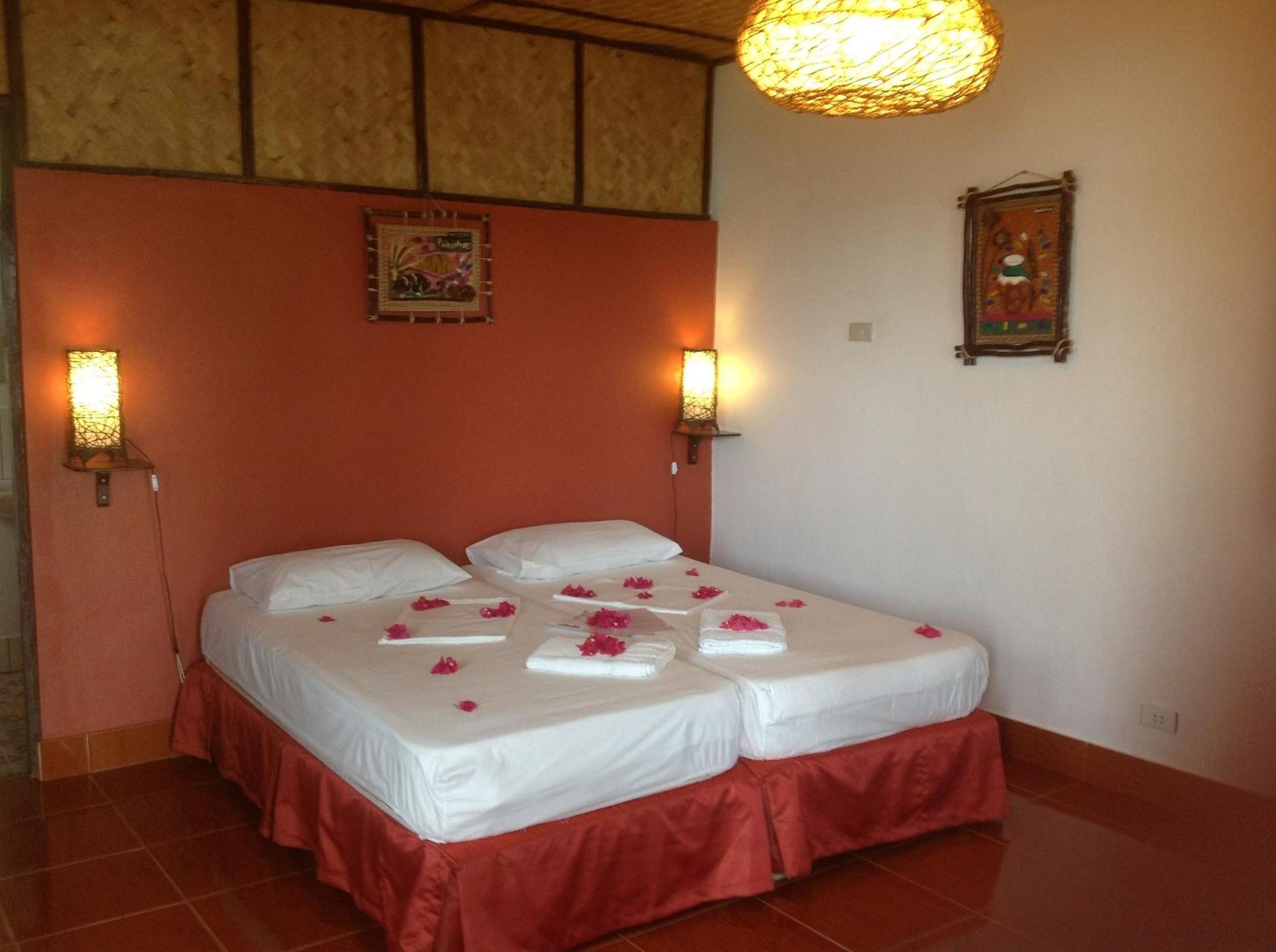 Native Island Cottage - Fan Room with Free Round Trip Boat Transfers from Lualhati Park - Photo 11
