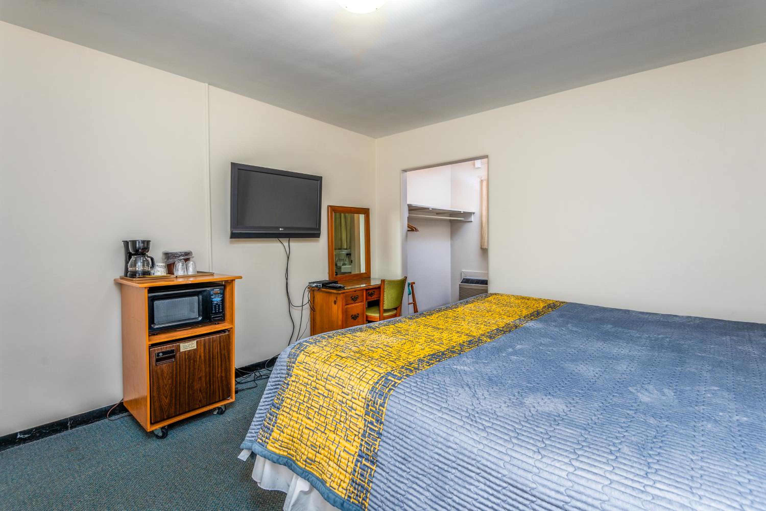 Standard Queen Room photo 2