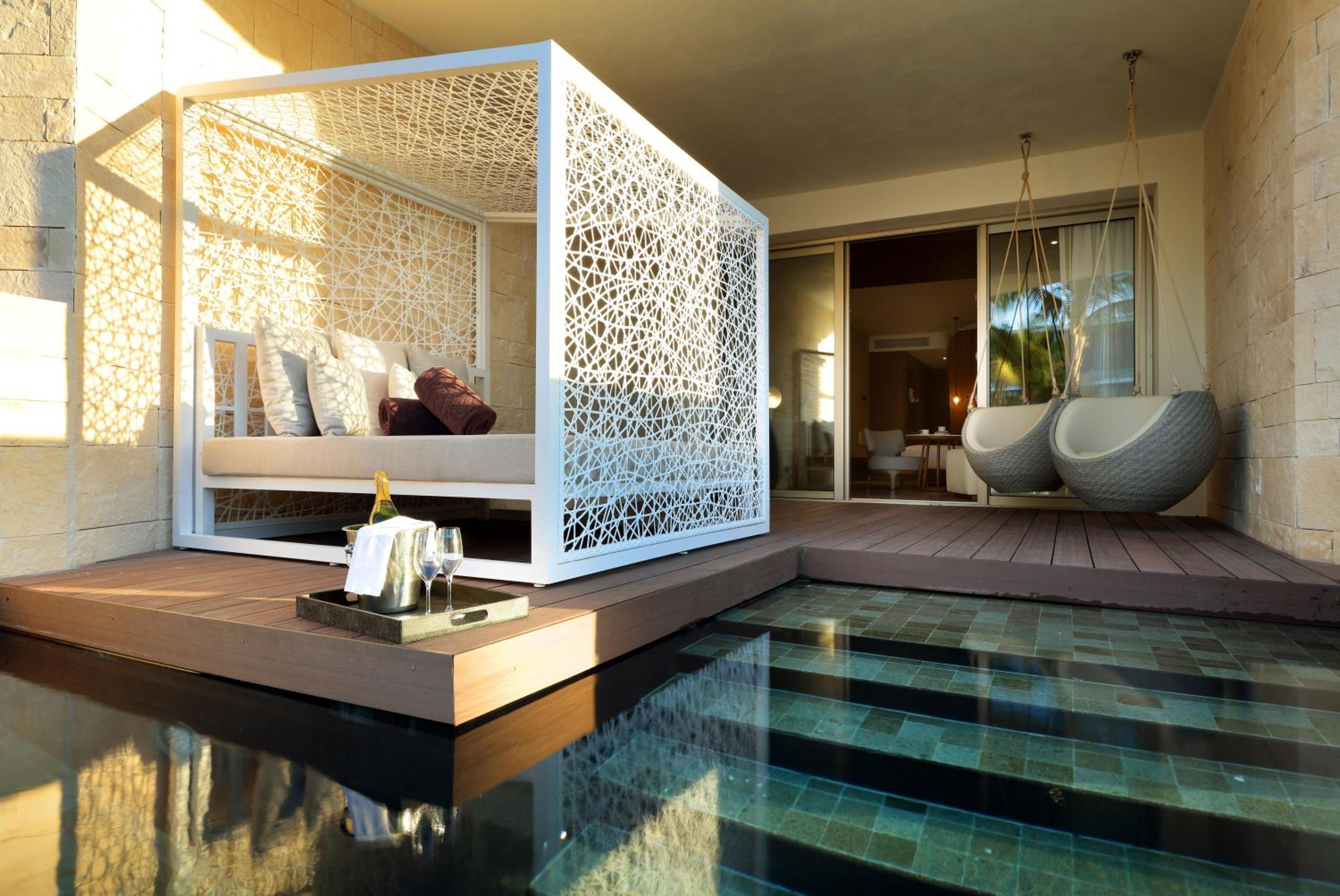 Junior Suite Swim Up thumbnail 6
