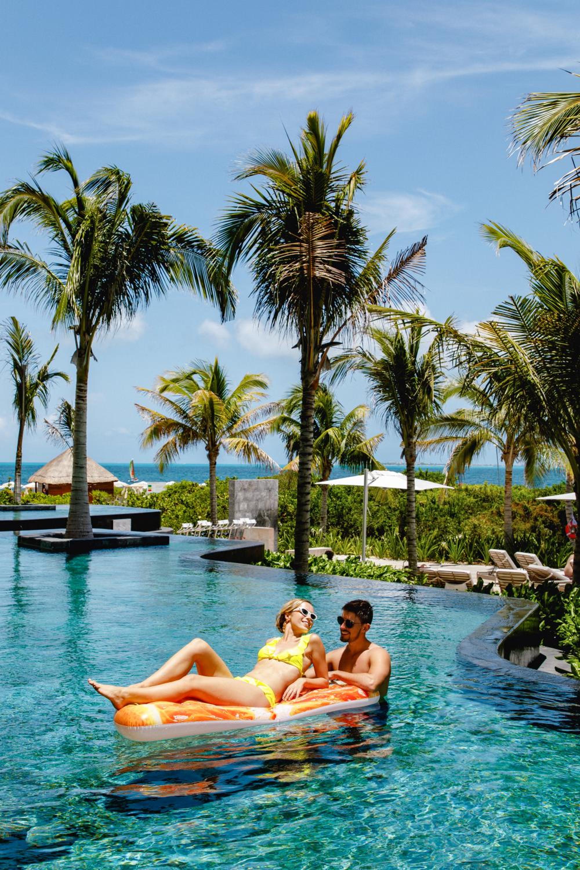 Junior Suite Swim Up Beachside