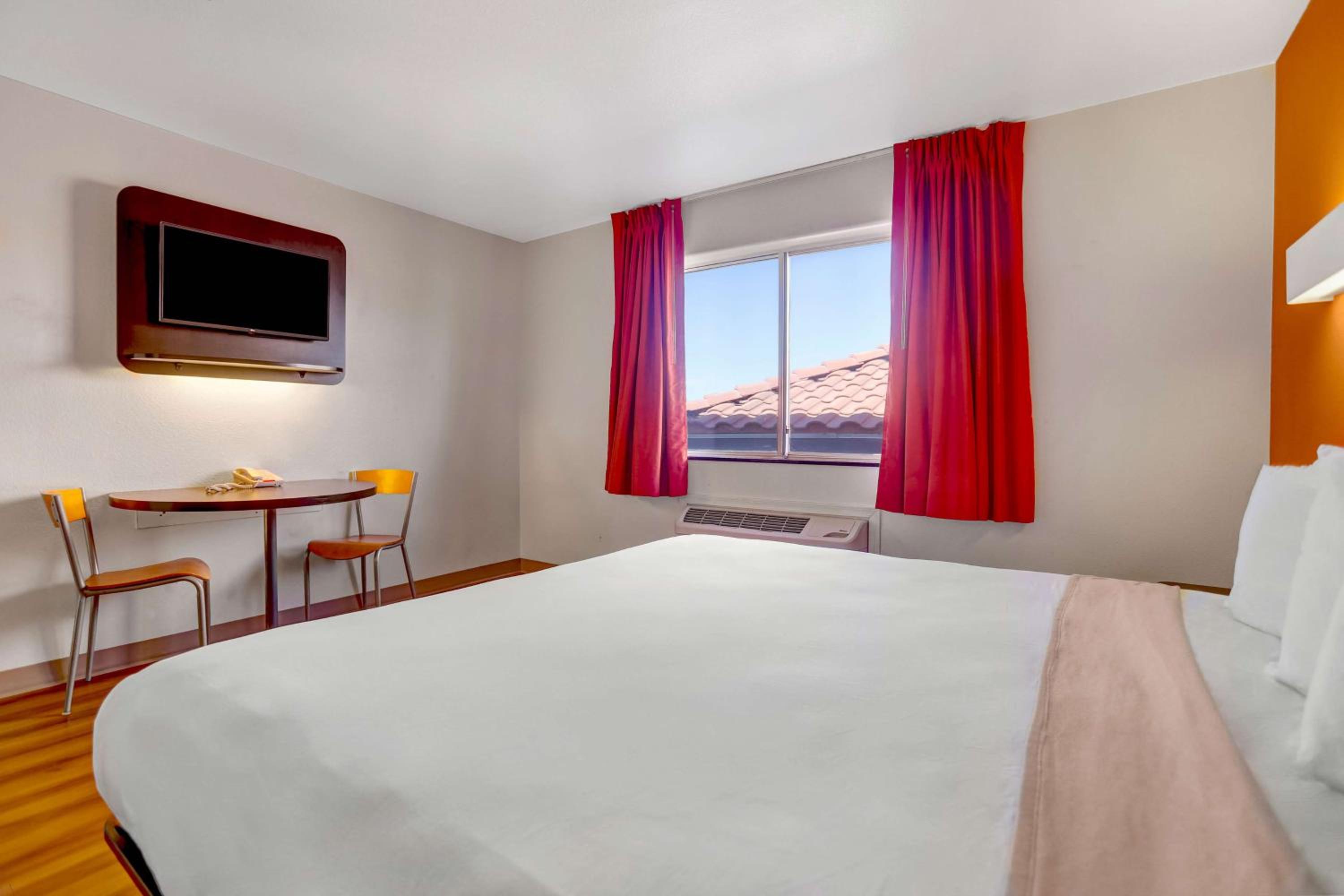 Deluxe King Room - Non-Smoking - Photo 2