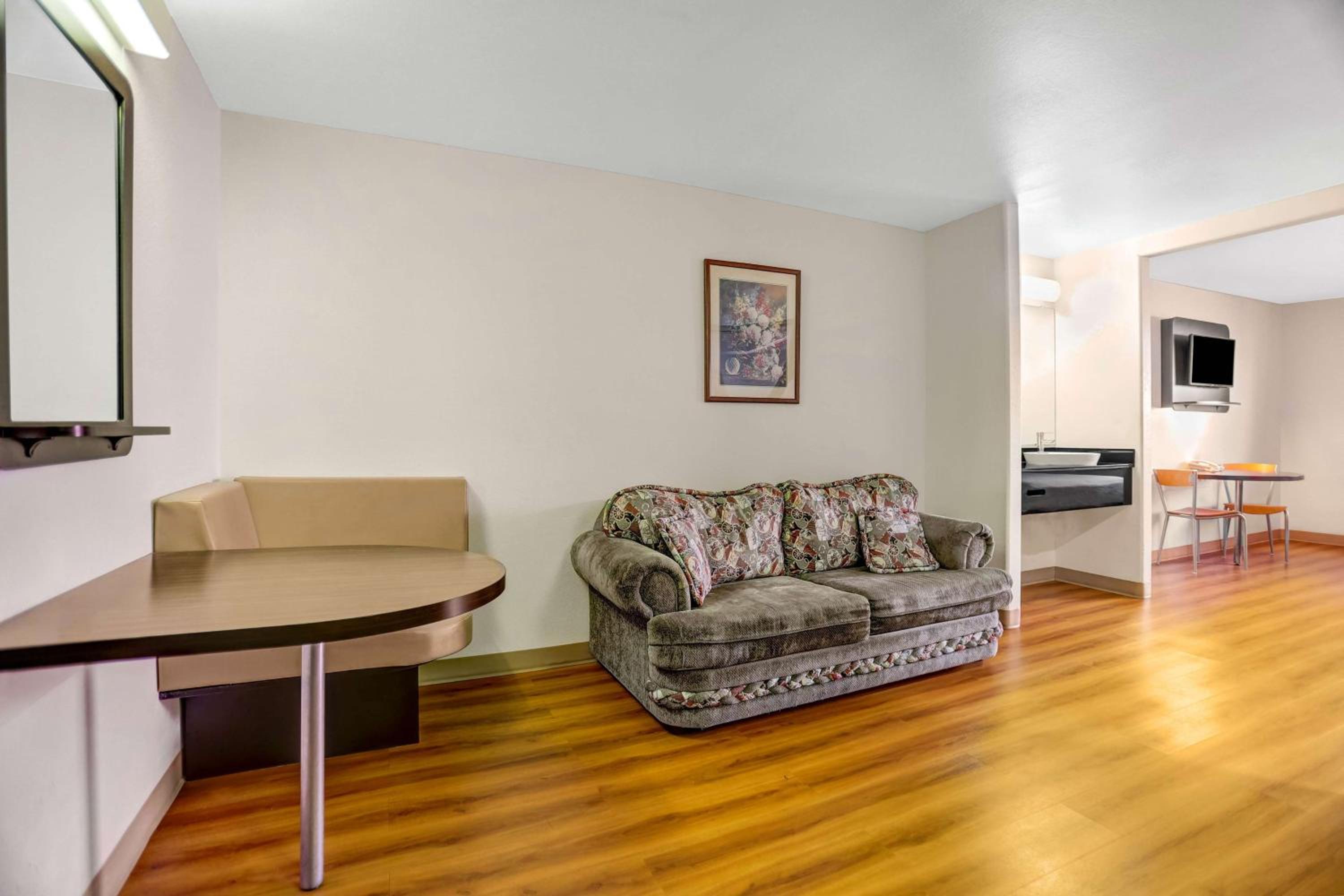Deluxe Suite - Non-Smoking - Photo 2