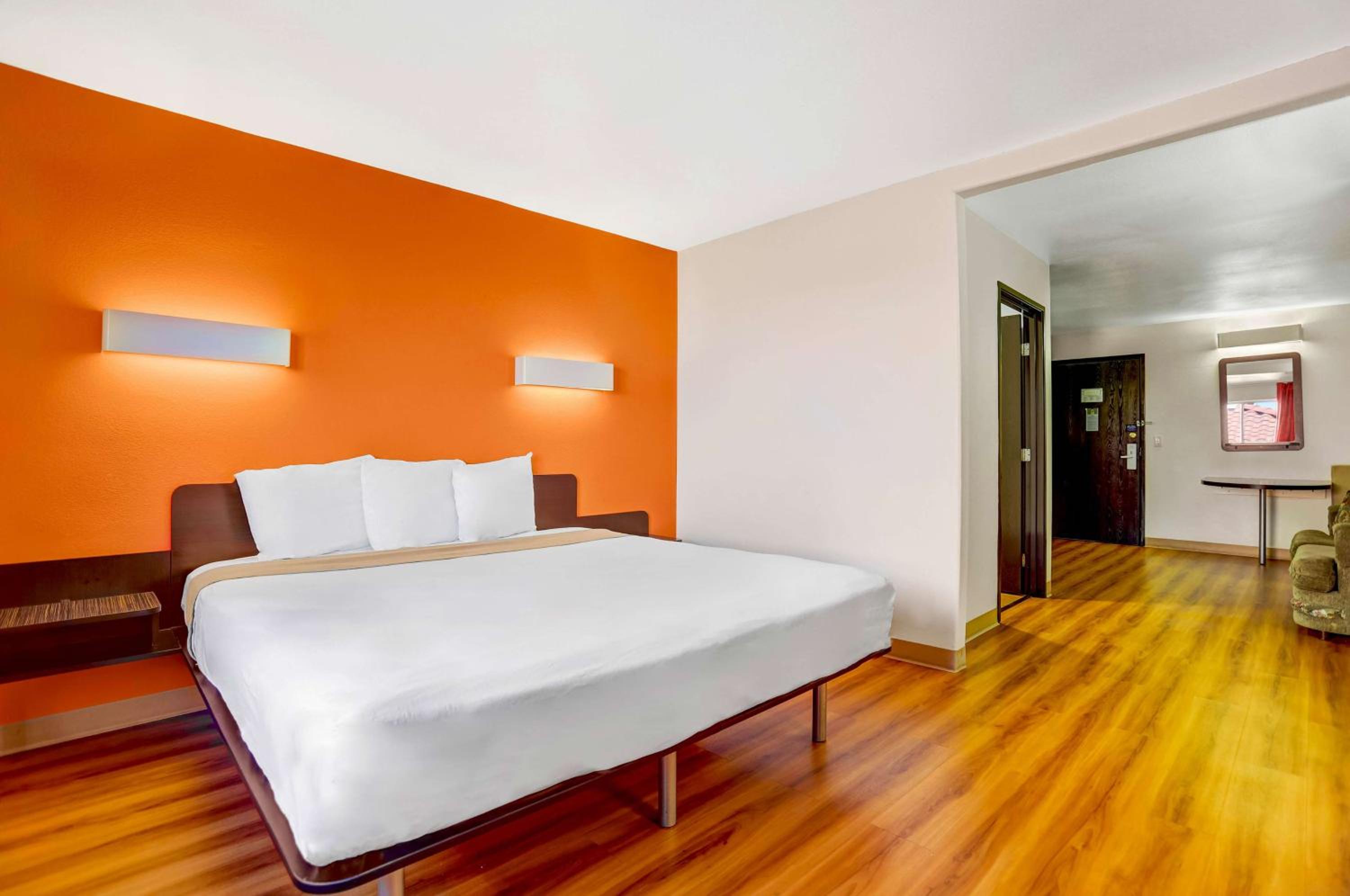 Deluxe King Room - Non-Smoking - Photo 5