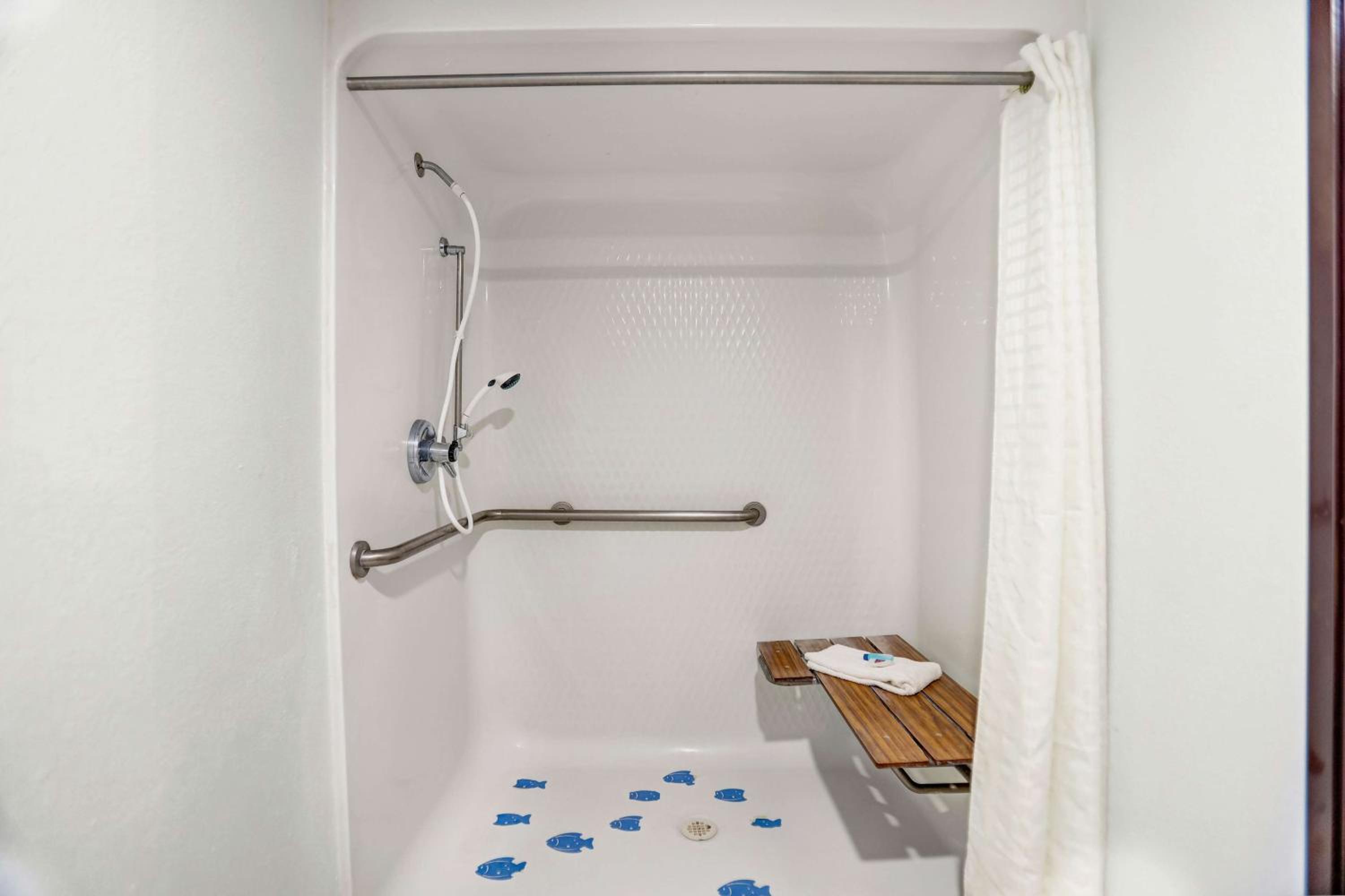 Queen Room with Two Queen Beds - Disability Access - Smoking - Photo 5